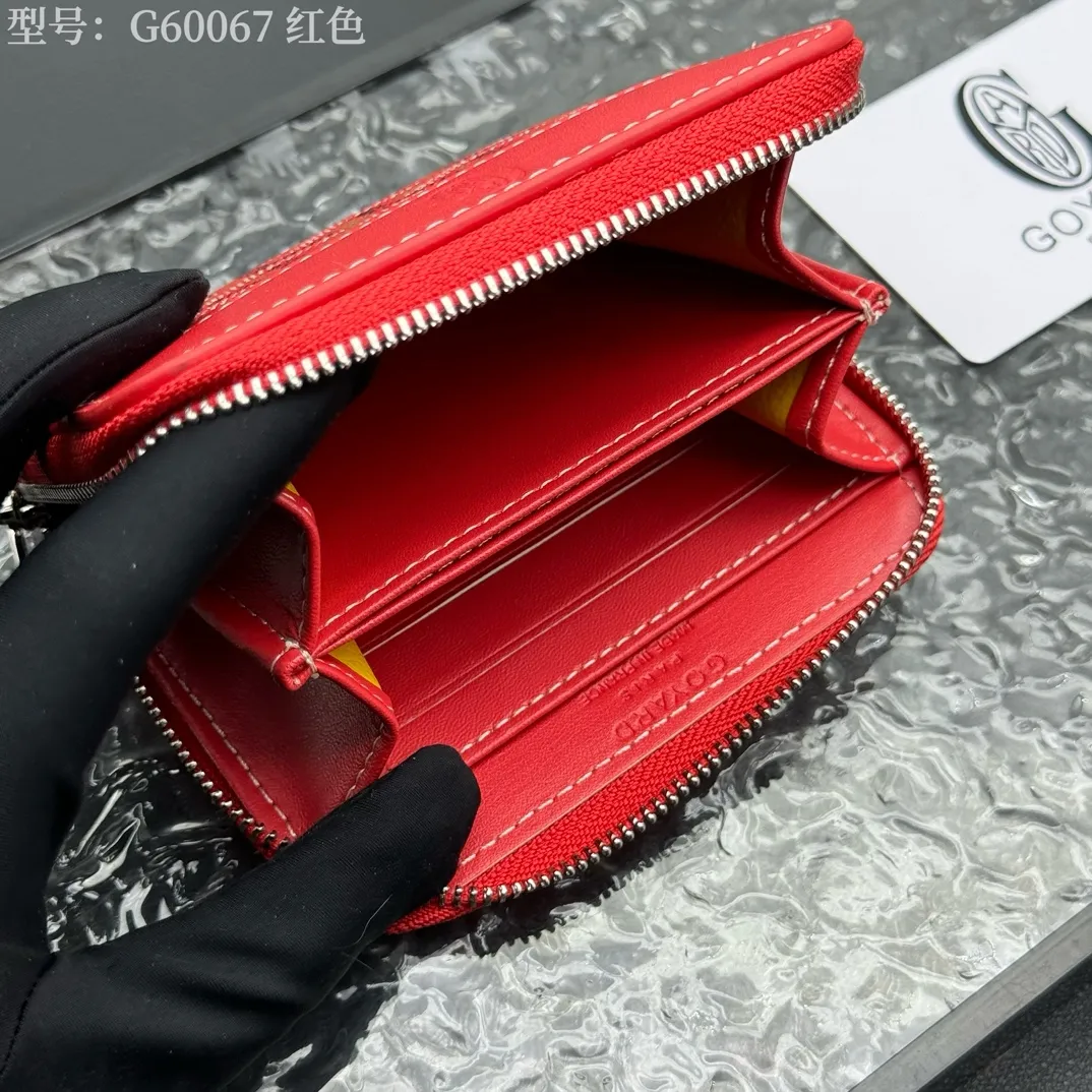 💰130 💎Top original 𝐠𝐨𝐲𝐚𝐫𝐝 Hot style 💕 Goya wallet short Matignon Mini coin purse with full zipper closure design. Its central compartment holds coins, while its interior patch pocket holds cards or small IDs. Style number: G60067 Size: 10.4*7.5*1.8cm