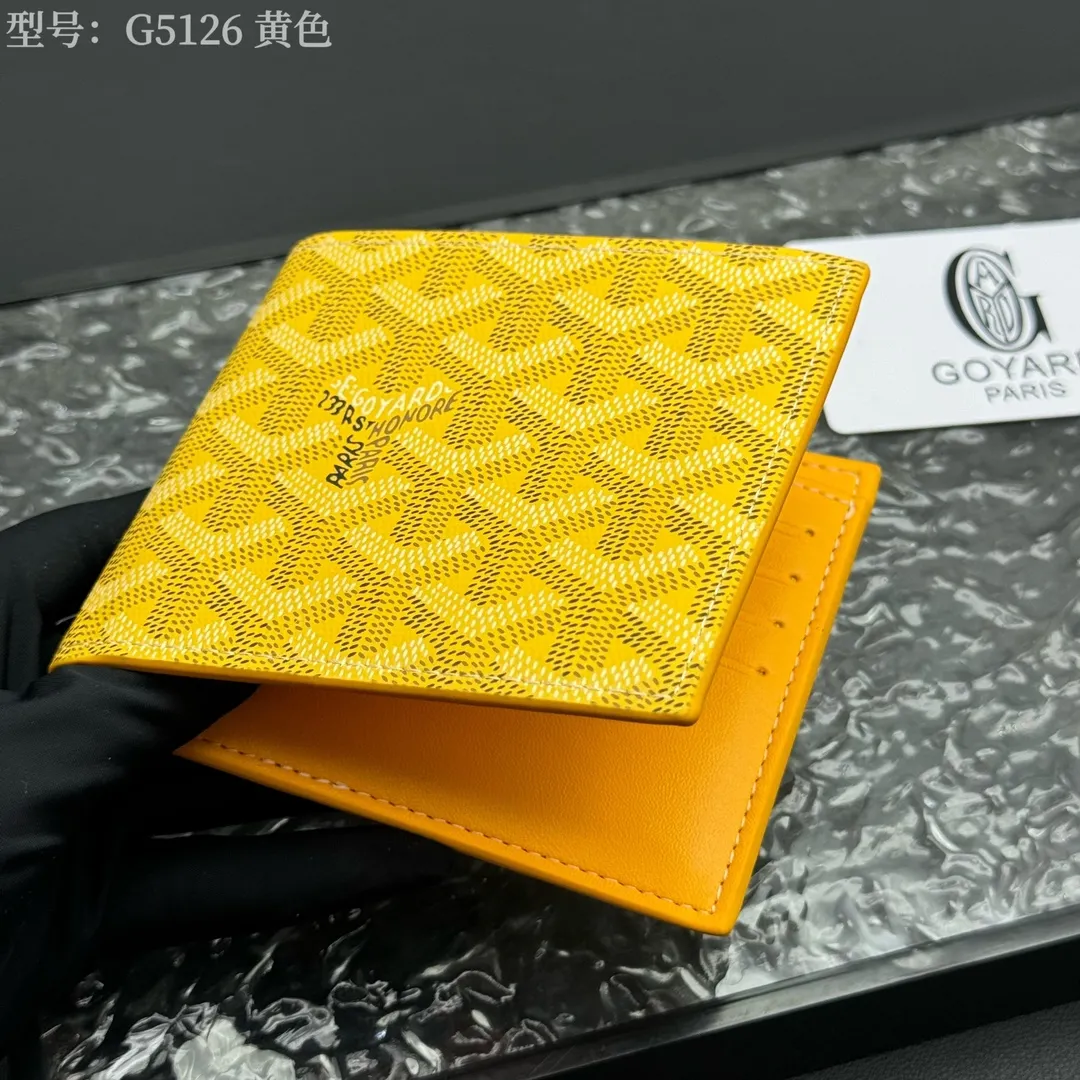 💰110 💎Upgraded original version 𝐠𝐨𝐲𝐚𝐫𝐝 Hot style ❤️Goyard short wallet, Goyard 8-slot card slot wallet, the texture is perfect and can hold about 8-10 cards, it can hold cash, it is thin and does not stand up, it is classic, practical and attractive! If you want to create a short clip with a feeling that is different from others and has a deep taste, it must be him! size: 11*9 (cm) model: G5126