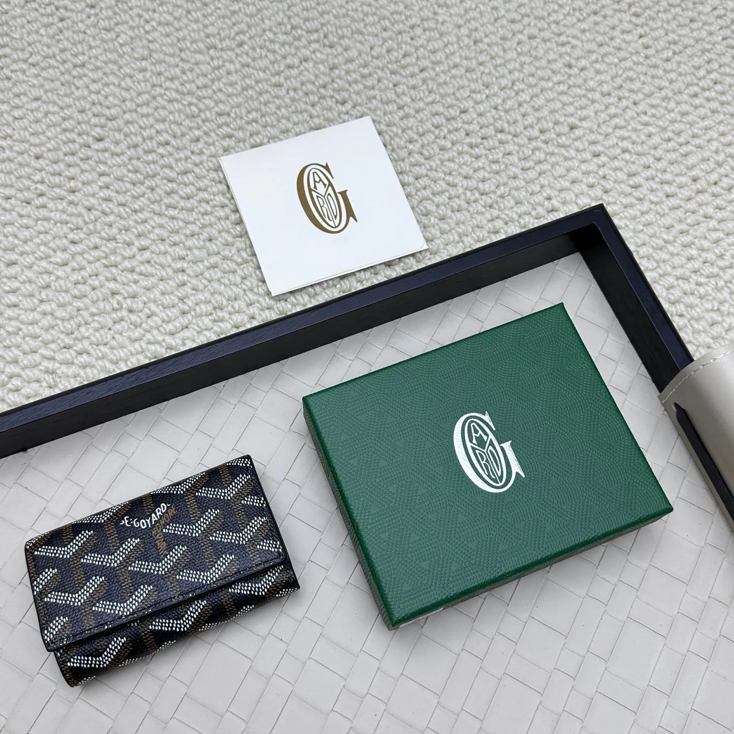 💰120 GOYARD Goya Classic👍🏻The design of the Saint-Sulpice 3-fold key bag is small and compact. Its compact design is just suitable for putting in a jacket or pants pocket. It is equipped with 6 locks that can fasten 6 keys. Style number: 807 Size: 10.5*7*2
