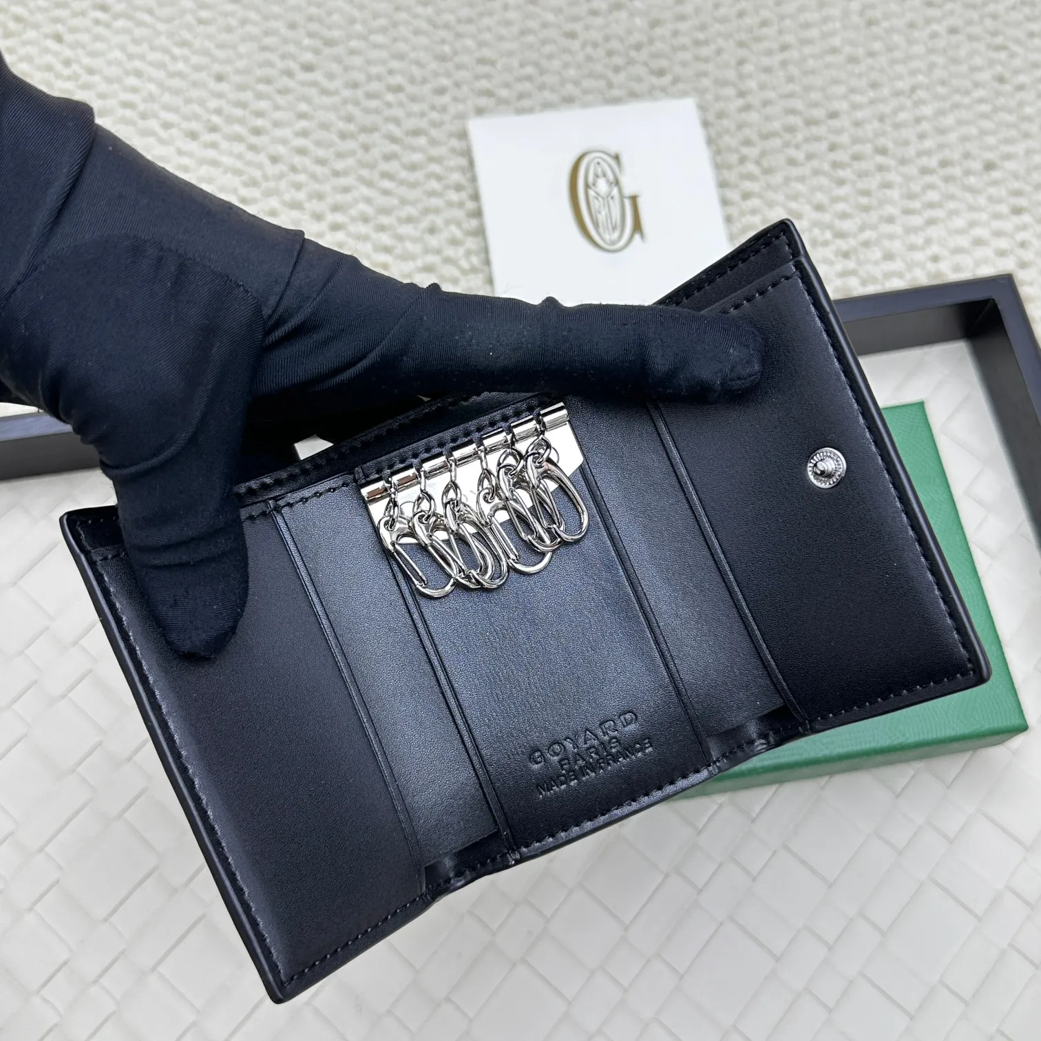 💰120 GOYARD Goya Classic👍🏻The design of the Saint-Sulpice 3-fold key bag is small and compact. Its compact design is just suitable for putting in a jacket or pants pocket. It is equipped with 6 locks that can fasten 6 keys. Style number: 807 Size: 10.5*7*2