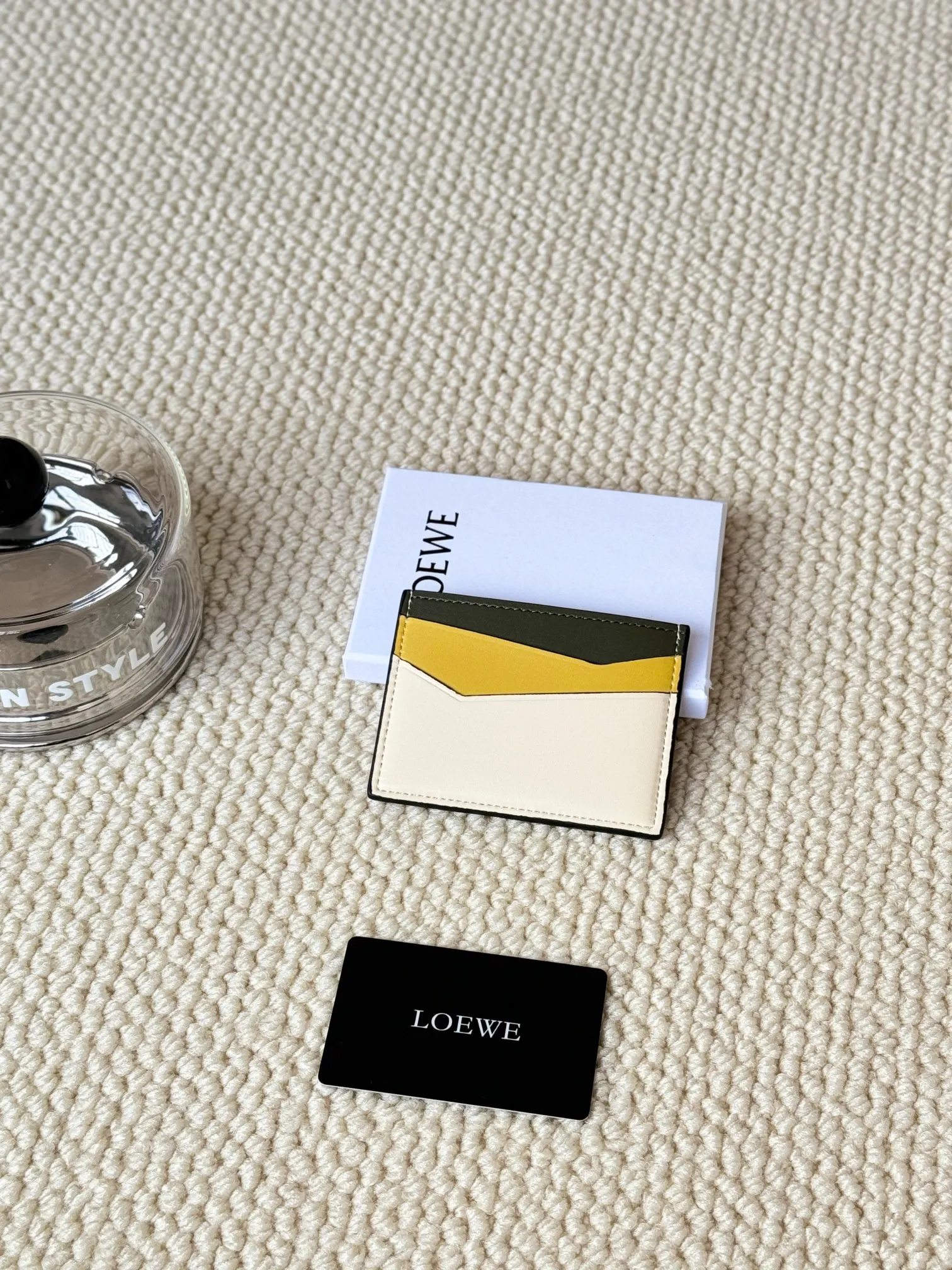 💰100 ·Loewe’s new card holders are back in stock! The new ones are all with metal logos, which are more refined than the old ones~~ Comes with box and dust bag! It’s also a good idea to choose this small accessory for Valentine’s Day ~~Model: L1106 Size: 10*7.5CM