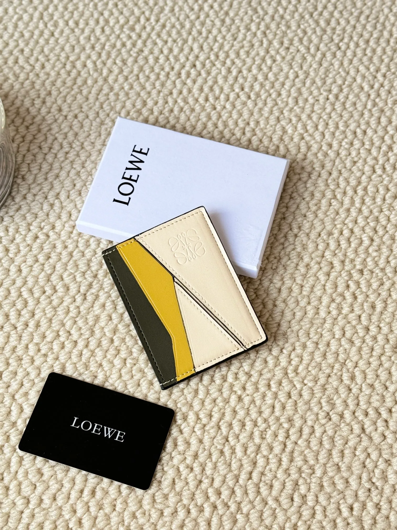 💰100 ·Loewe’s new card holders are back in stock! The new ones are all with metal logos, which are more refined than the old ones~~ Comes with box and dust bag! It’s also a good idea to choose this small accessory for Valentine’s Day ~~Model: L1106 Size: 10*7.5CM