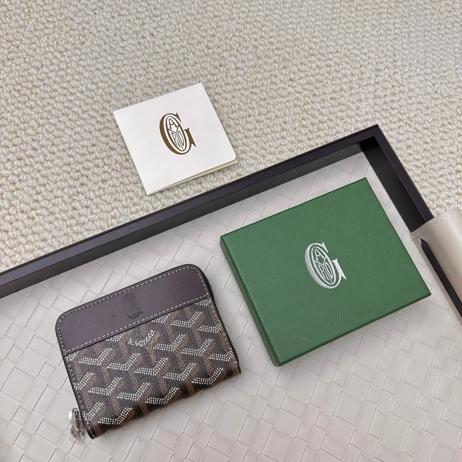 💰140 GOYARD Matignon Mini coin purse features a full zipper closure. Its central compartment holds coins, while its interior patch pocket holds cards or small IDs. No.: 805 Size: 10.4*7.5*1.8cm