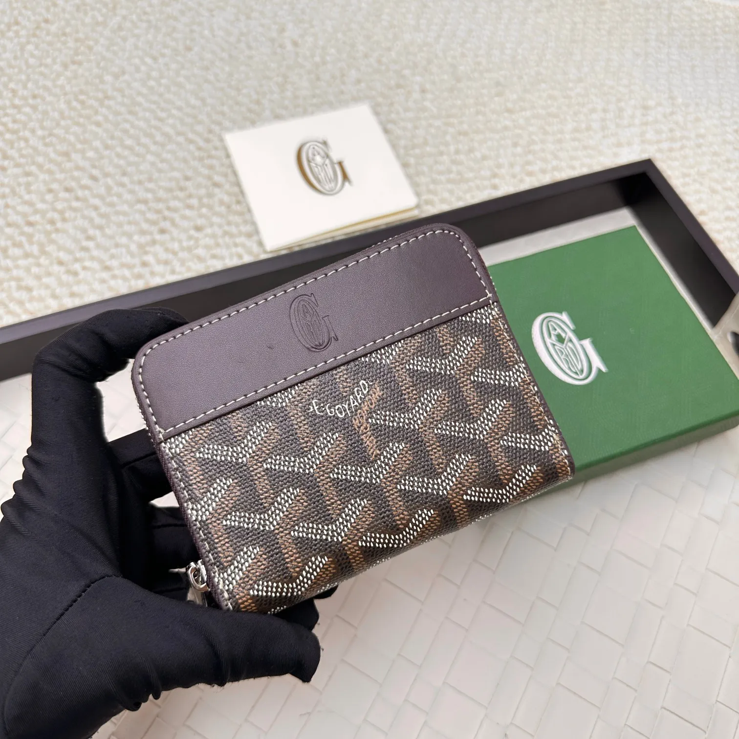 💰140 GOYARD Matignon Mini coin purse features a full zipper closure. Its central compartment holds coins, while its interior patch pocket holds cards or small IDs. No.: 805 Size: 10.4*7.5*1.8cm