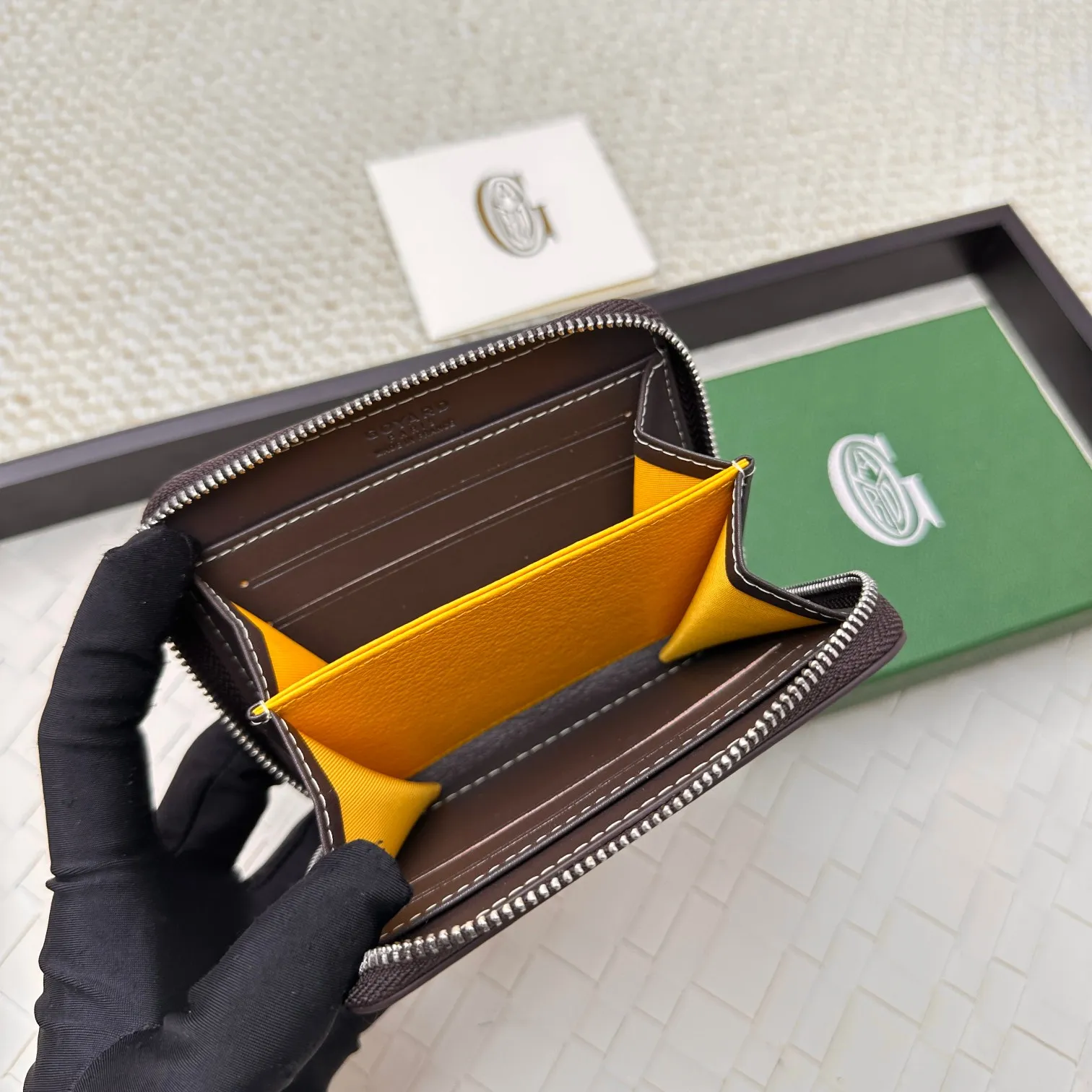 💰140 GOYARD Matignon Mini coin purse features a full zipper closure. Its central compartment holds coins, while its interior patch pocket holds cards or small IDs. No.: 805 Size: 10.4*7.5*1.8cm