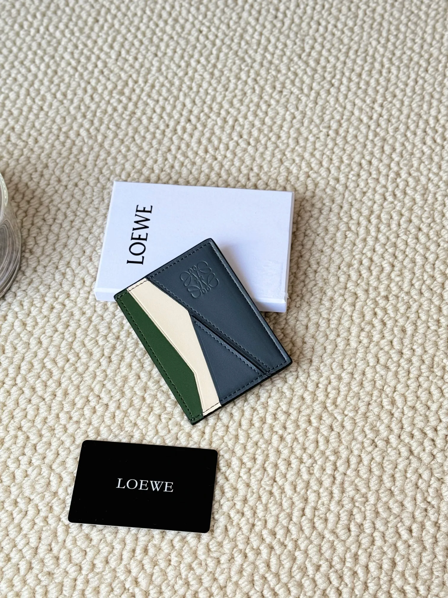 💰100 ·Loewe’s new card holders are back in stock! The new ones are all with metal logos, which are more refined than the old ones~~ Comes with box and dust bag! It’s also a good idea to choose this small accessory for Valentine’s Day ~~Model: L1106 Size: 10*7.5CM