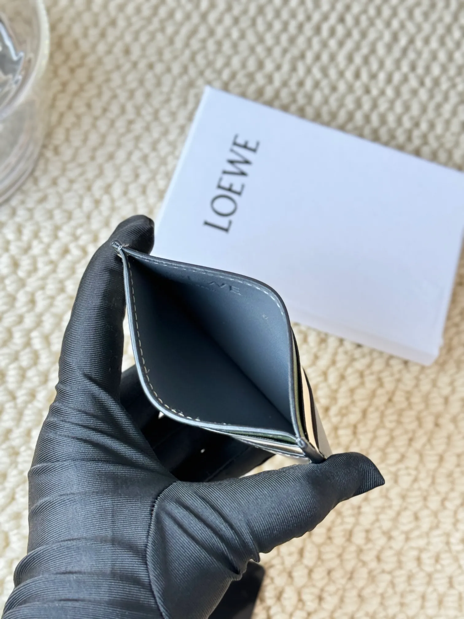 💰100 ·Loewe’s new card holders are back in stock! The new ones are all with metal logos, which are more refined than the old ones~~ Comes with box and dust bag! It’s also a good idea to choose this small accessory for Valentine’s Day ~~Model: L1106 Size: 10*7.5CM