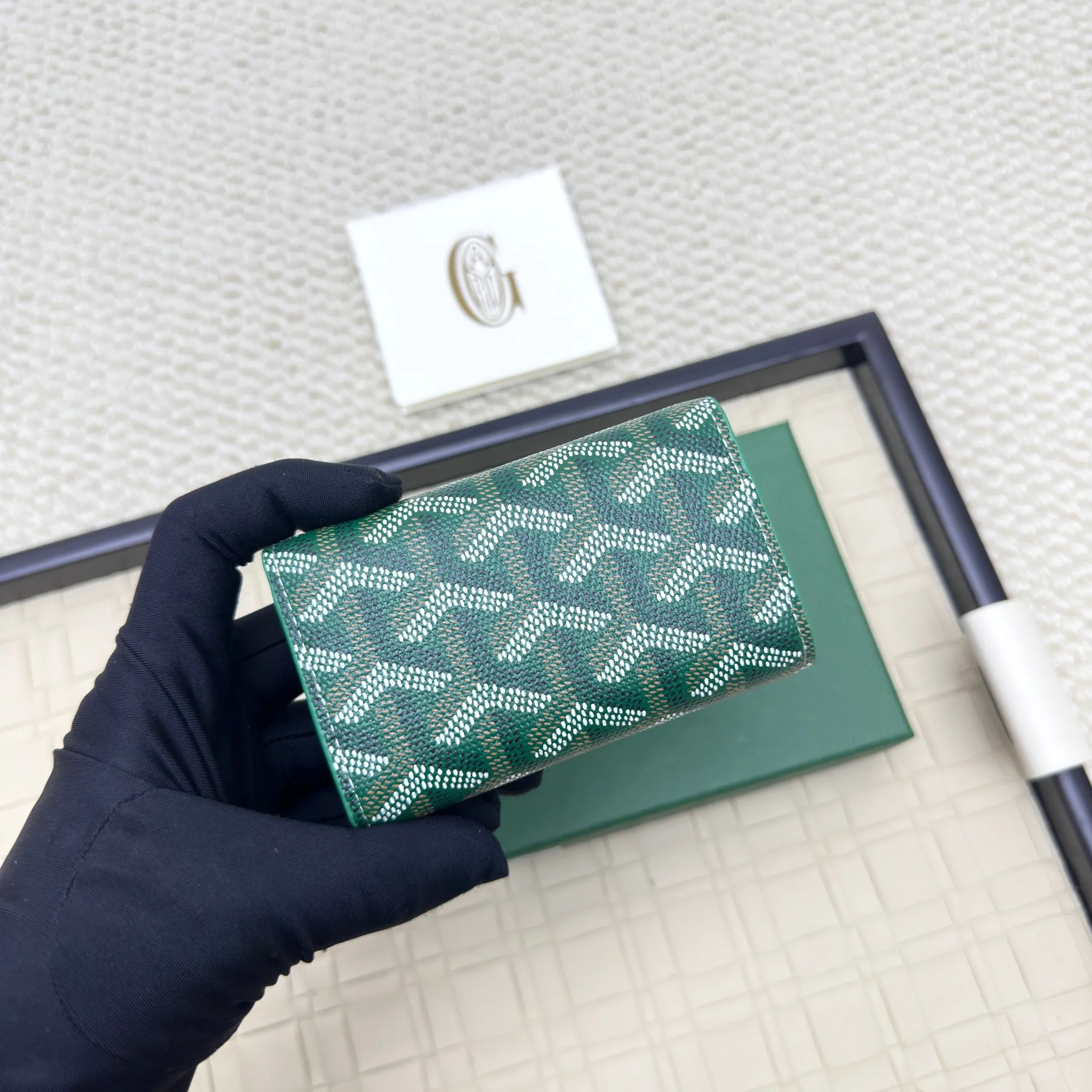 💰120 GOYARD Goya Classic👍🏻The design of the Saint-Sulpice 3-fold key bag is small and compact. Its compact design is just suitable for putting in a jacket or pants pocket. It is equipped with 6 locks that can fasten 6 keys. Style number: 807 Size: 10.5*7*2