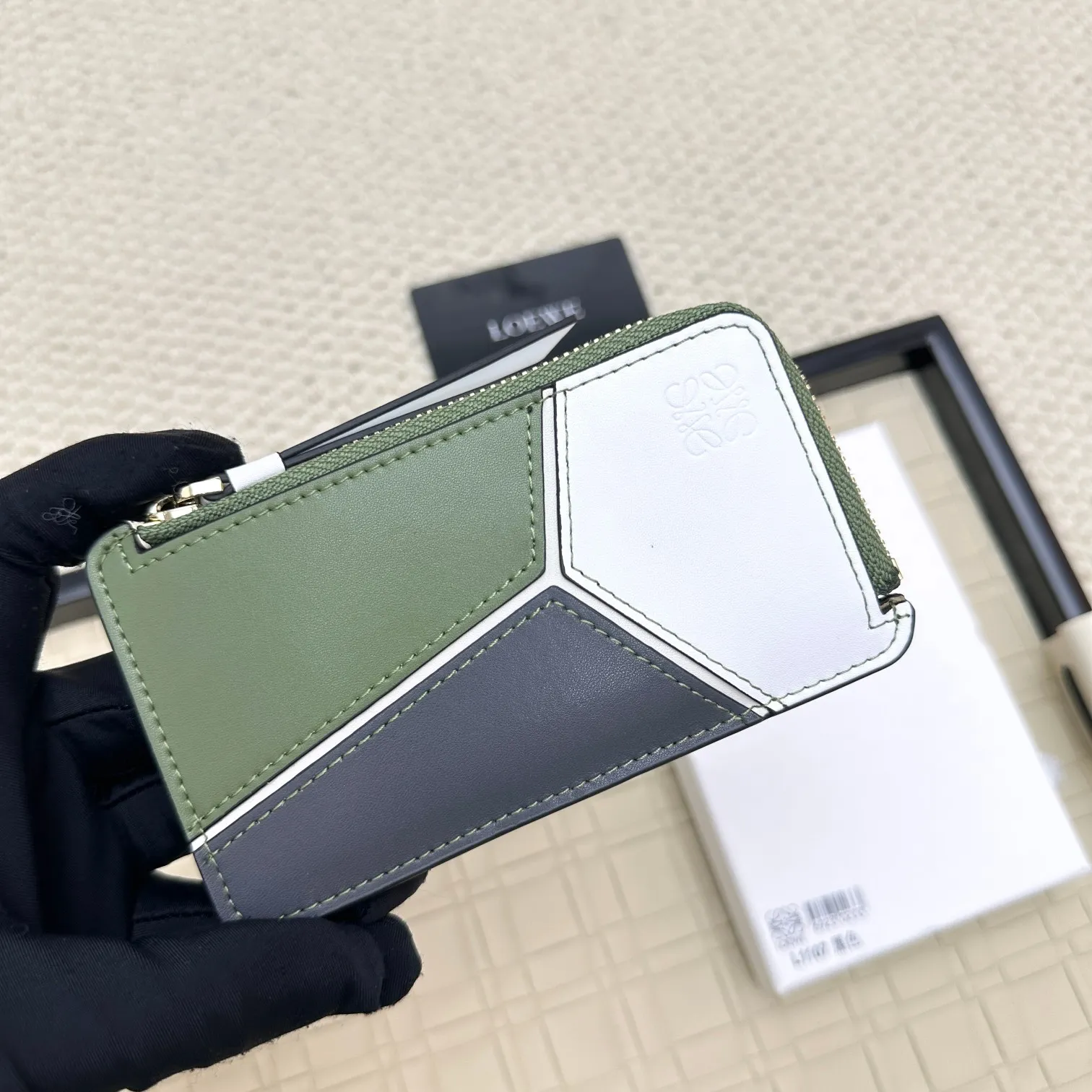 💰120 ·Loewe’s new card holders are back in stock! The new ones are all with metal logos, which are more refined than the old ones~~ Comes with box and dust bag! It’s a good idea to choose this small accessory for Valentine’s Day ~~Model: L1107 Size: 13*7.5*1