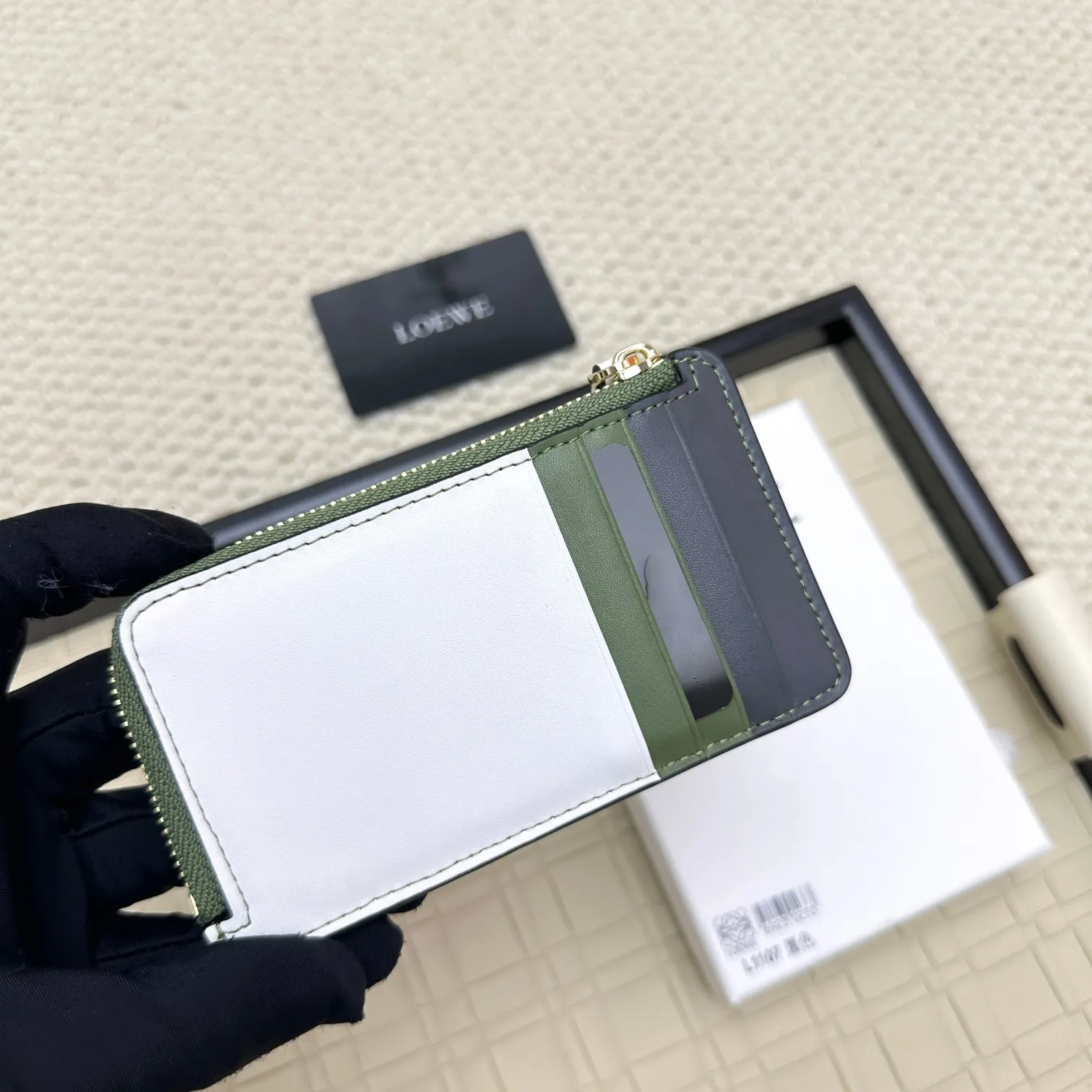 💰120 ·Loewe’s new card holders are back in stock! The new ones are all with metal logos, which are more refined than the old ones~~ Comes with box and dust bag! It’s a good idea to choose this small accessory for Valentine’s Day ~~Model: L1107 Size: 13*7.5*1