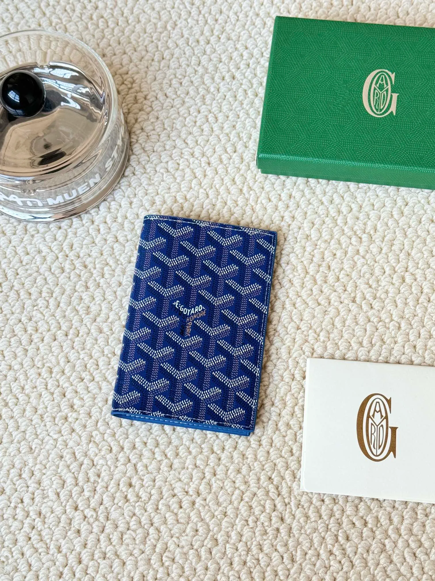 💰120 Goyard Passport Holder Goyardine Canvas & Vauzelles Calfskin No.: 804 Eleven colors. The country is open. The first choice for overseas travel. Multiple colors available. Can be used as a couple. It’s yyds to give as a gift for your own use! A super convenient passport holder with four card slots + two compartments for traveling. Small and portable, good-looking. Material: goyarine canvas and Vauzelles calfskin. Size: 14✖️10✖️1.5cm