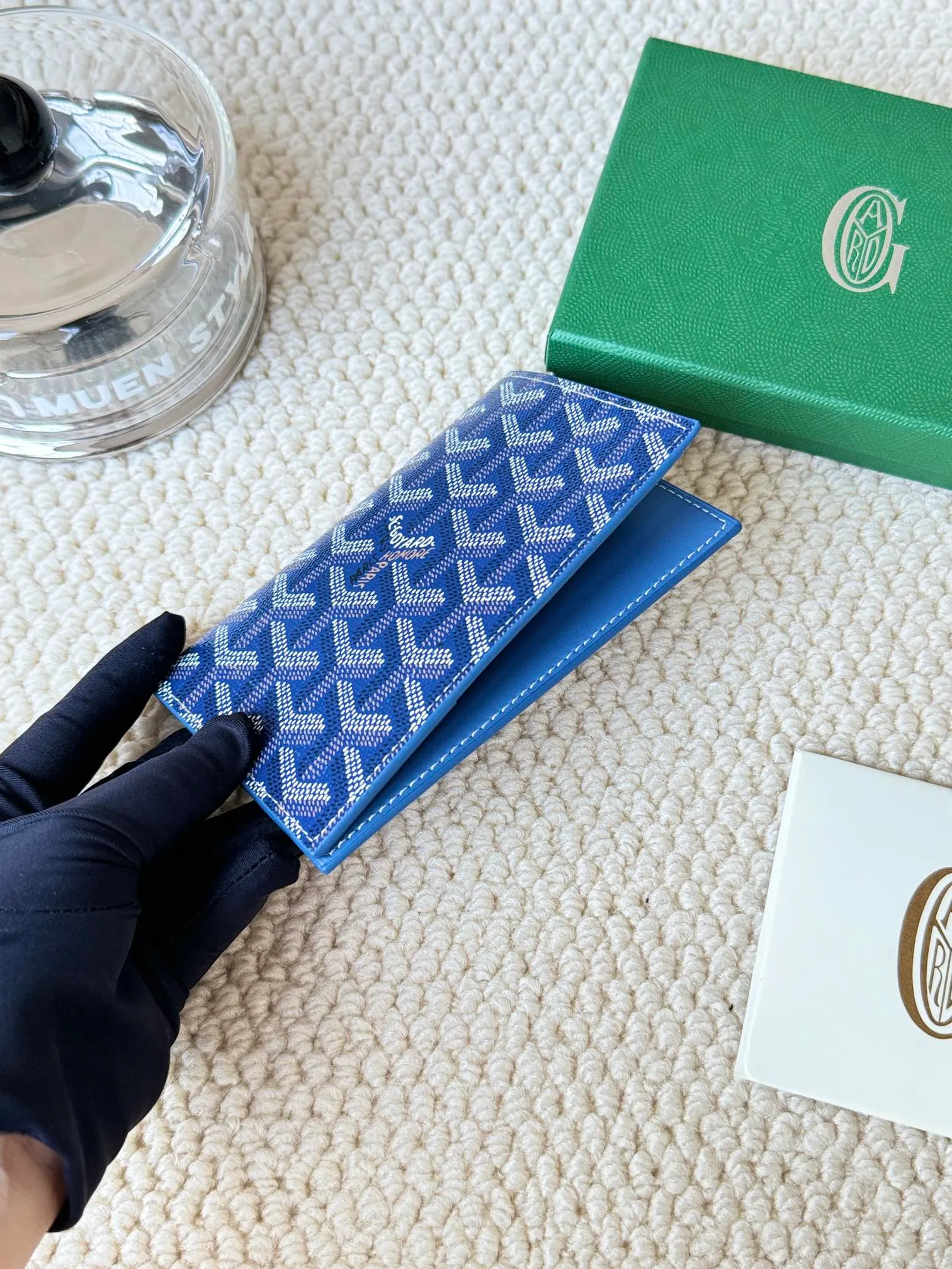 💰120 Goyard Passport Holder Goyardine Canvas & Vauzelles Calfskin No.: 804 Eleven colors. The country is open. The first choice for overseas travel. Multiple colors available. Can be used as a couple. It’s yyds to give as a gift for your own use! A super convenient passport holder with four card slots + two compartments for traveling. Small and portable, good-looking. Material: goyarine canvas and Vauzelles calfskin. Size: 14✖️10✖️1.5cm