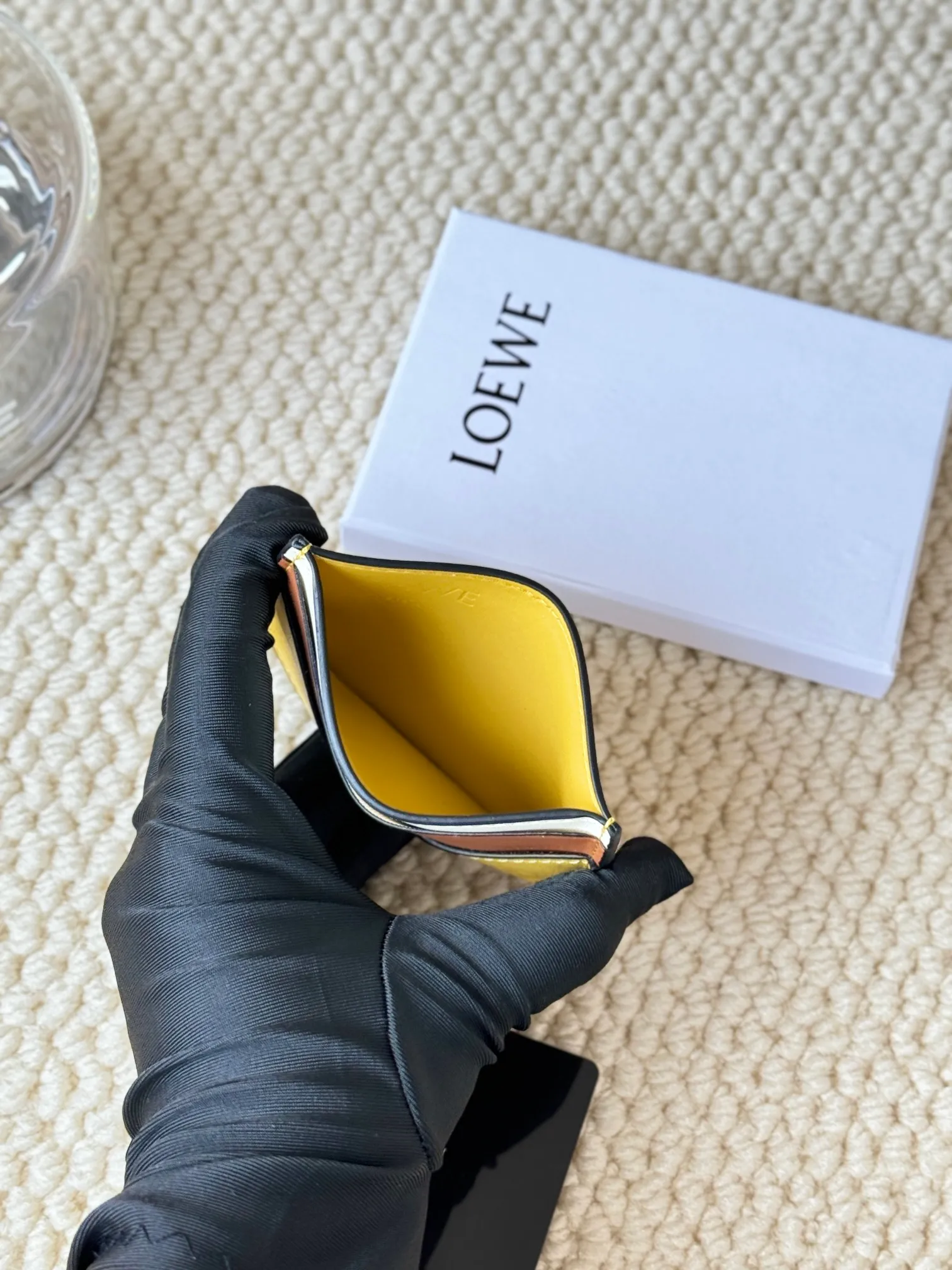 💰100 ·Loewe’s new card holders are back in stock! The new ones are all with metal logos, which are more refined than the old ones~~ Comes with box and dust bag! It’s also a good idea to choose this small accessory for Valentine’s Day ~~Model: L1106 Size: 10*7.5CM