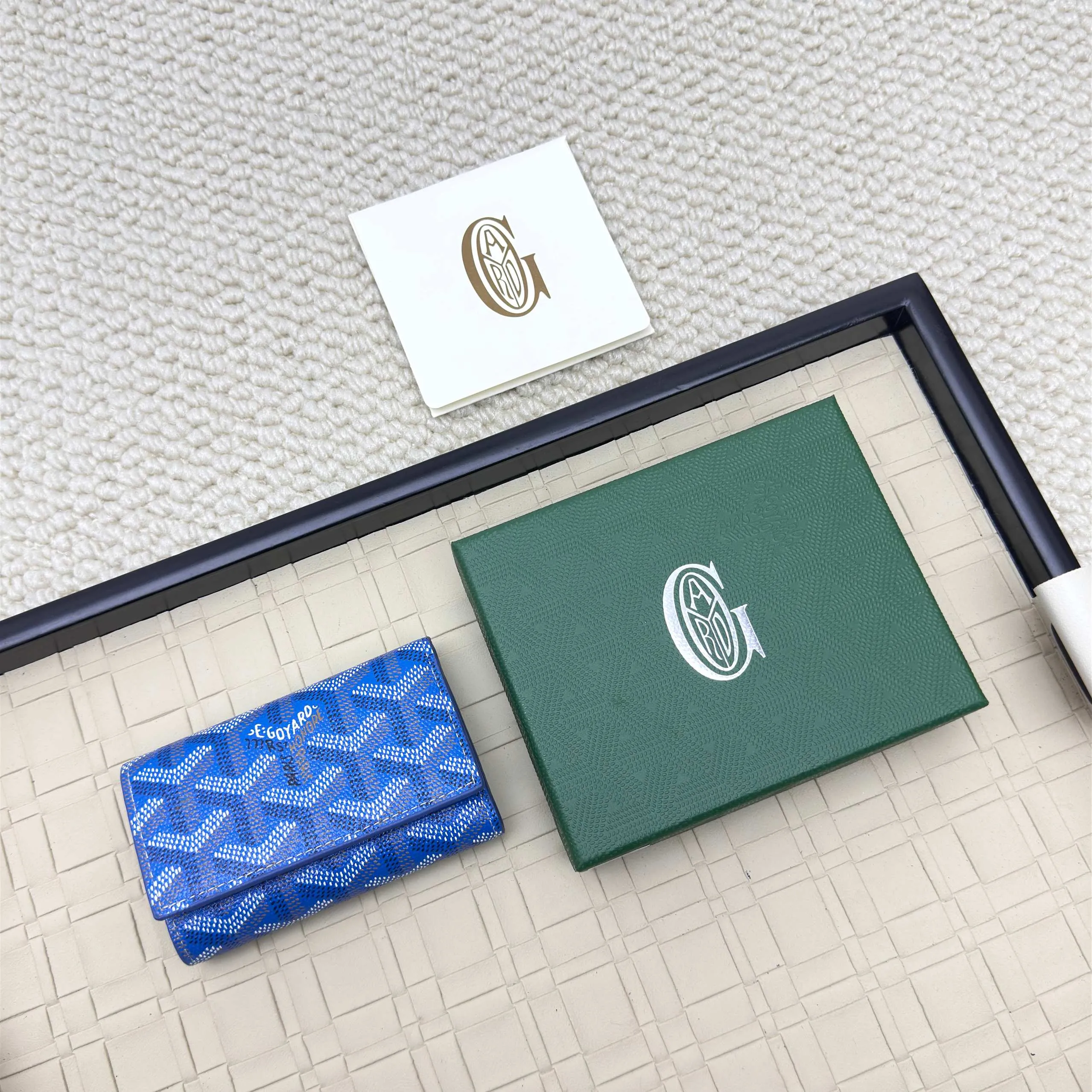 💰120 GOYARD Goya Classic👍🏻The design of the Saint-Sulpice 3-fold key bag is small and compact. Its compact design is just suitable for putting in a jacket or pants pocket. It is equipped with 6 locks that can fasten 6 keys. Style number: 807 Size: 10.5*7*2
