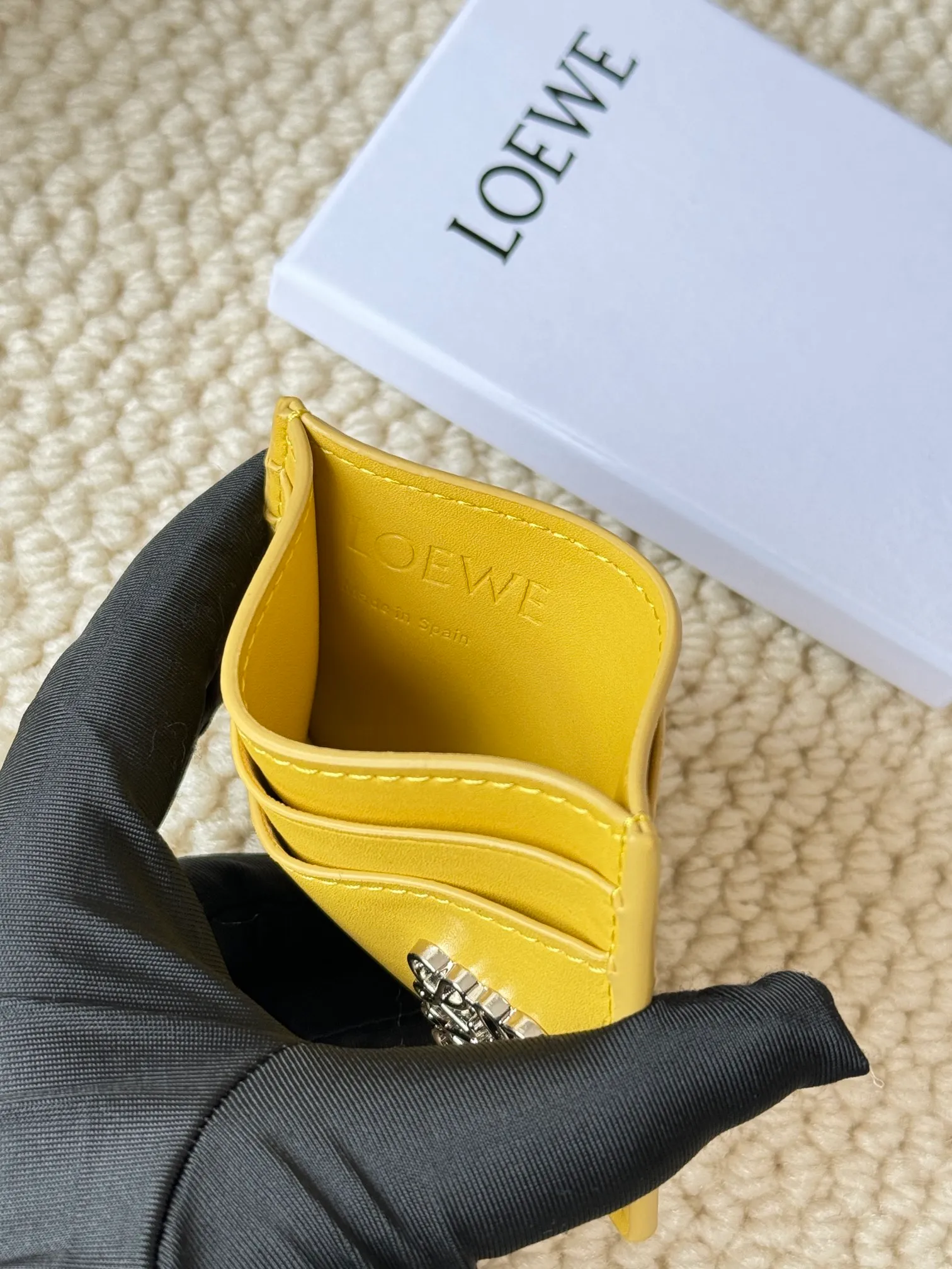 💰100 ·Loewe’s new card holders are back in stock! The new ones are all with metal logos, which are more refined than the old ones~~ Comes with box and dust bag! It’s also a good idea to choose this small accessory for Valentine’s Day ~~Model: L1122 Size: 10*7.5CM