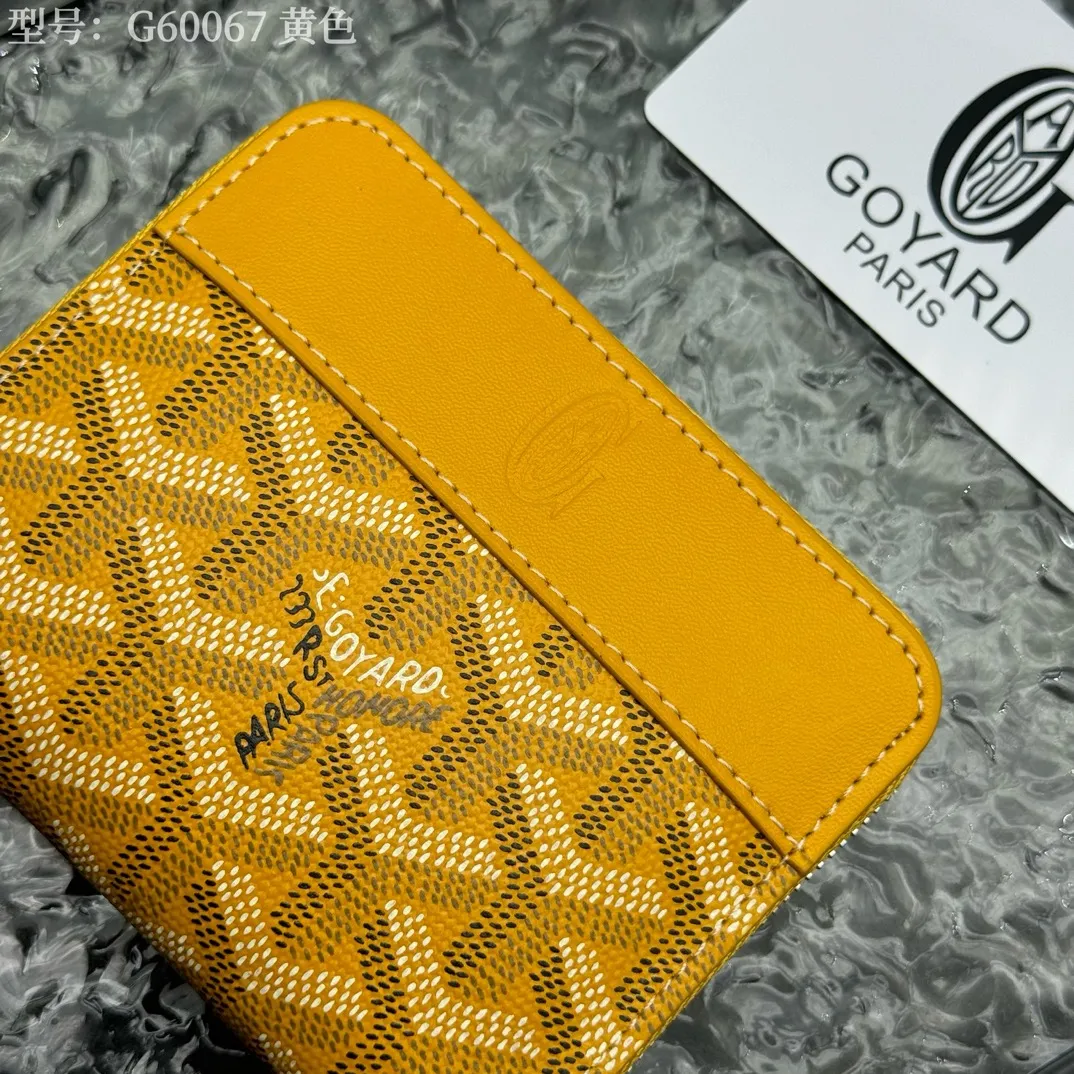 💰130 💎Top original 𝐠𝐨𝐲𝐚𝐫𝐝 Hot style 💕 Goya wallet short Matignon Mini coin purse with full zipper closure design. Its central compartment holds coins, while its interior patch pocket holds cards or small IDs. Style number: G60067 Size: 10.4*7.5*1.8cm
