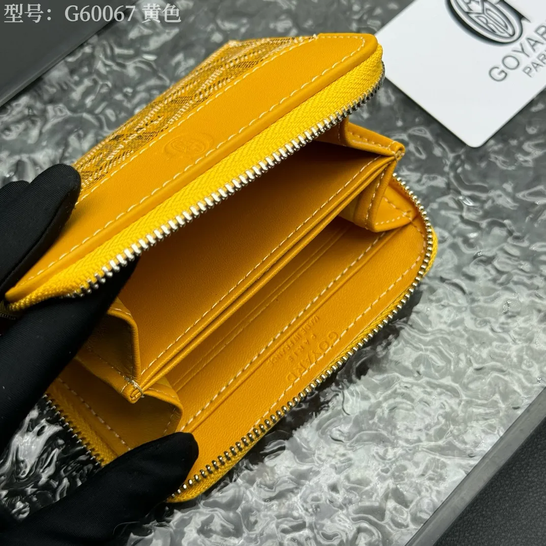 💰130 💎Top original 𝐠𝐨𝐲𝐚𝐫𝐝 Hot style 💕 Goya wallet short Matignon Mini coin purse with full zipper closure design. Its central compartment holds coins, while its interior patch pocket holds cards or small IDs. Style number: G60067 Size: 10.4*7.5*1.8cm