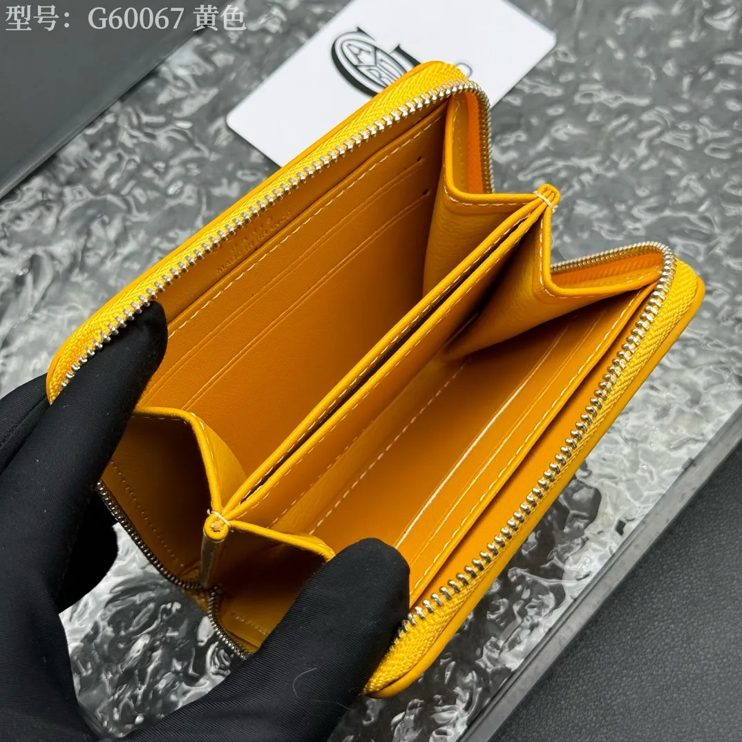 💰130 💎Top original 𝐠𝐨𝐲𝐚𝐫𝐝 Hot style 💕 Goya wallet short Matignon Mini coin purse with full zipper closure design. Its central compartment holds coins, while its interior patch pocket holds cards or small IDs. Style number: G60067 Size: 10.4*7.5*1.8cm