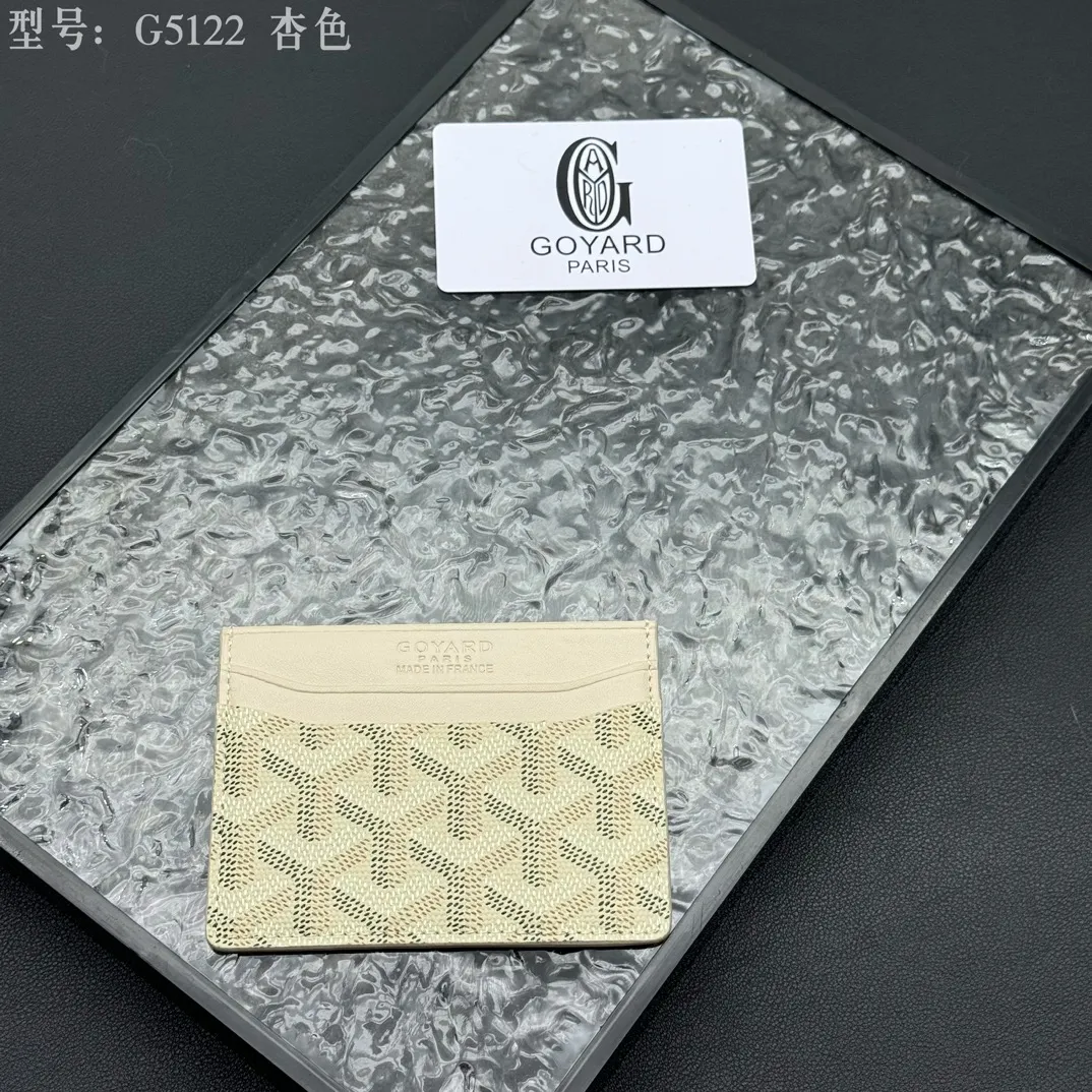 💰90 💎The top-quality original GOYARD Saint-Sulpice card holder has a small and compact design, and its central pocket can store cards, IDs or folded banknotes. The compact design fits nicely in a jacket or pants pocket. Model; G5122 Size: 7*10.5*0.2cm