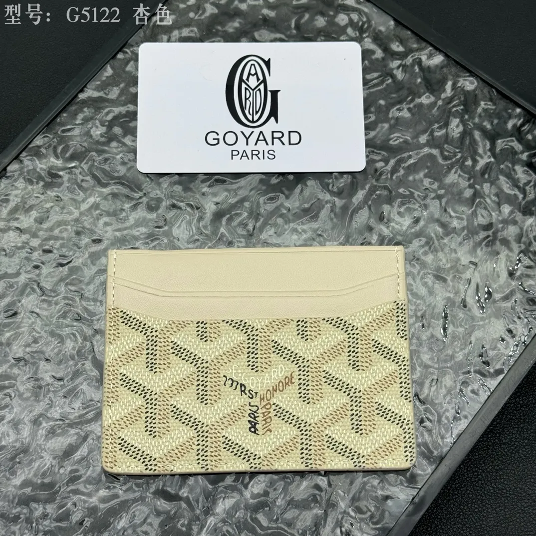 💰90 💎The top-quality original GOYARD Saint-Sulpice card holder has a small and compact design, and its central pocket can store cards, IDs or folded banknotes. The compact design fits nicely in a jacket or pants pocket. Model; G5122 Size: 7*10.5*0.2cm