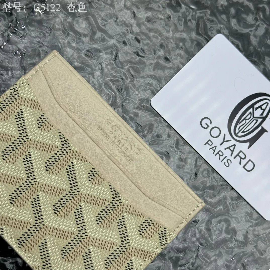 💰90 💎The top-quality original GOYARD Saint-Sulpice card holder has a small and compact design, and its central pocket can store cards, IDs or folded banknotes. The compact design fits nicely in a jacket or pants pocket. Model; G5122 Size: 7*10.5*0.2cm