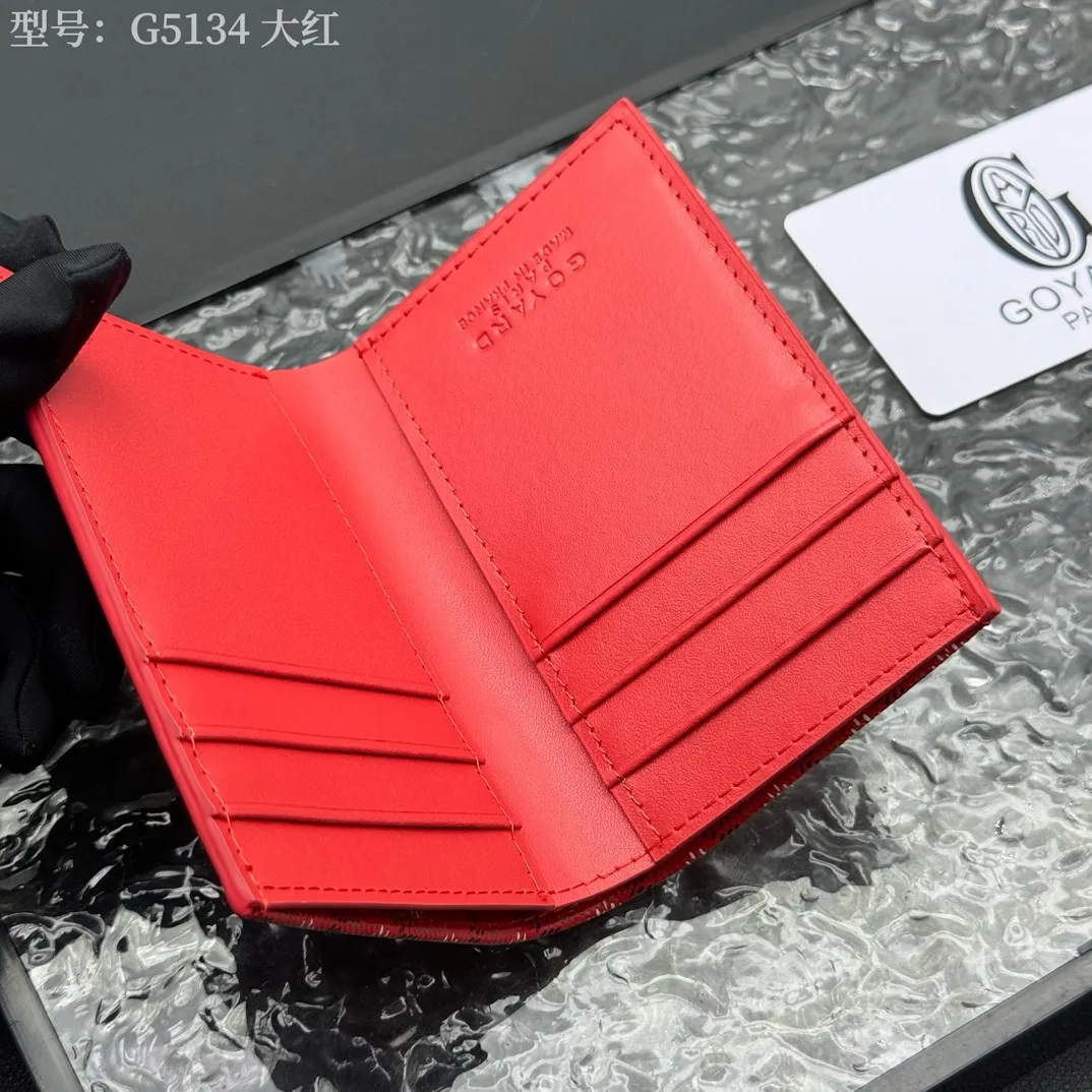 💰100 💎Top original 𝑺𝒂𝒊𝒏𝒕 𝑷𝒊𝒆𝒓𝒓𝒆 𝐠𝐨𝐲𝐚𝐫𝐝 Hot style 💕 Goya wallet card holder It is fully functional and has a large-sized banknote pocket that can hold cards, documents and banknotes at the same time. The compact design is just right for putting in a jacket or pants pocket. Style number: G5134 Size:7.5*1.5*11cm.