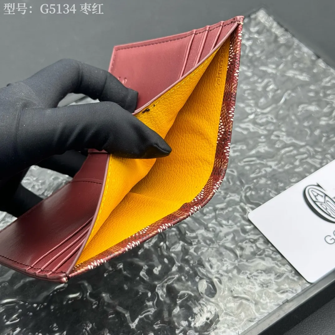 💰100 💎Top original 𝑺𝒂𝒊𝒏𝒕 𝑷𝒊𝒆𝒓𝒓𝒆 𝐠𝐨𝐲𝐚𝐫𝐝 Hot style 💕 Goya wallet card holder It is fully functional and has a large-sized banknote pocket that can hold cards, documents and banknotes at the same time. The compact design is just right for putting in a jacket or pants pocket. Style number: G5134 Size:7.5*1.5*11cm.