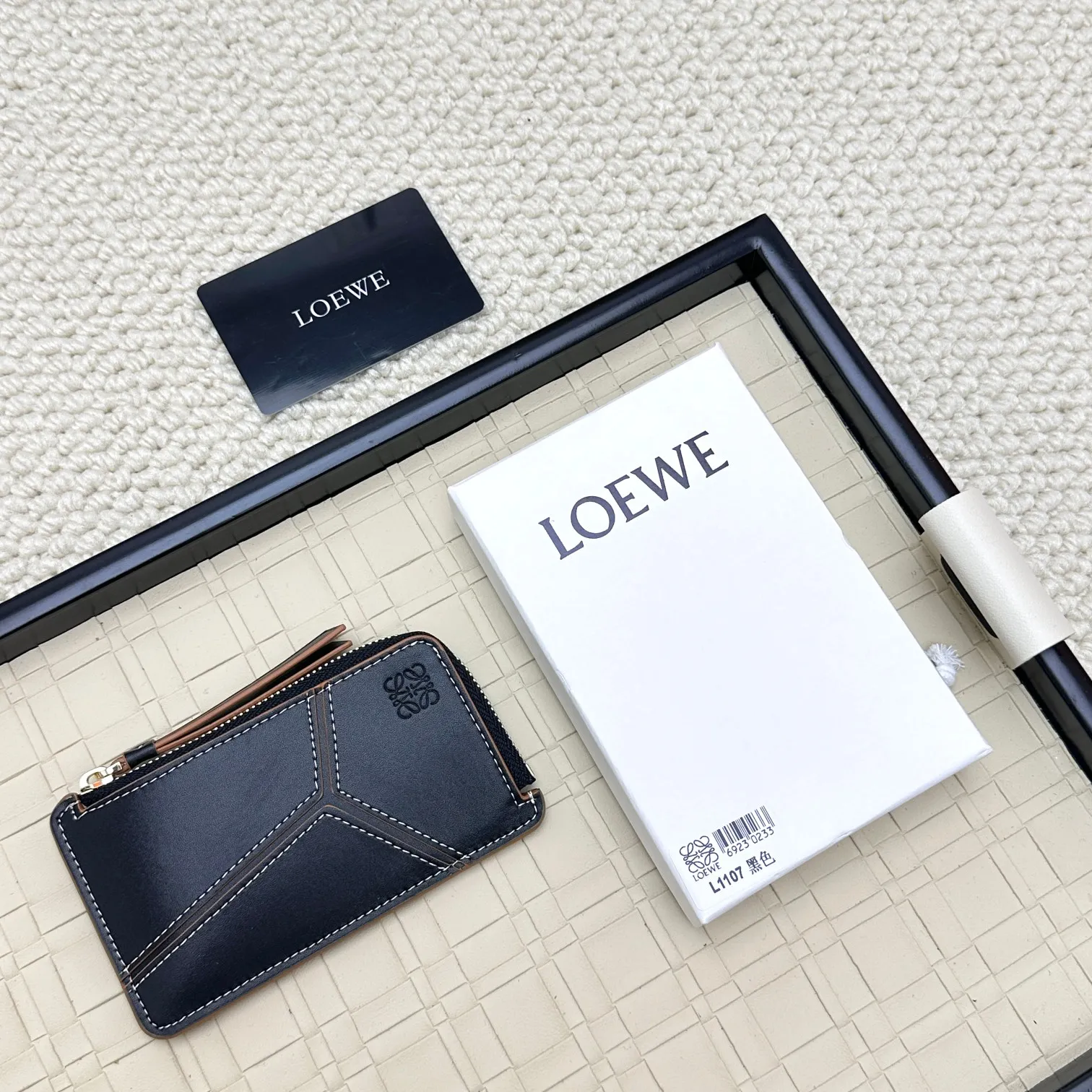 💰120 ·Loewe’s new card holders are back in stock! The new ones are all with metal logos, which are more refined than the old ones~~ Comes with box and dust bag! It’s a good idea to choose this small accessory for Valentine’s Day ~~Model: L1107 Size: 13*7.5*1