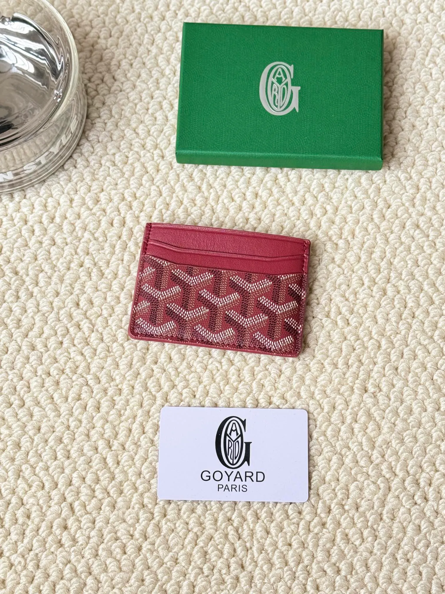 💰100 GOYARD Goya Classic👍🏻The design of Saint-Sulpice card holder is small and compact, and its middle pocket can store cards, documents or folded banknotes. The compact design fits nicely in a jacket or pants pocket. Style number: 9636 Size: 7 x10.5 cm
