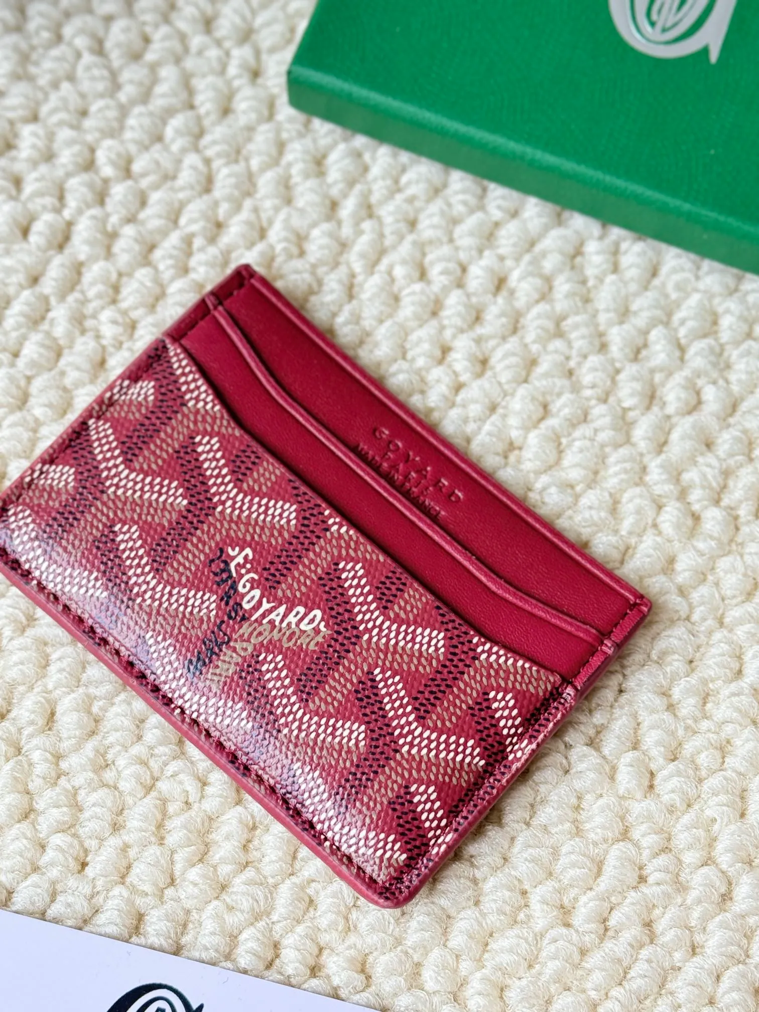 💰100 GOYARD Goya Classic👍🏻The design of Saint-Sulpice card holder is small and compact, and its middle pocket can store cards, documents or folded banknotes. The compact design fits nicely in a jacket or pants pocket. Style number: 9636 Size: 7 x10.5 cm