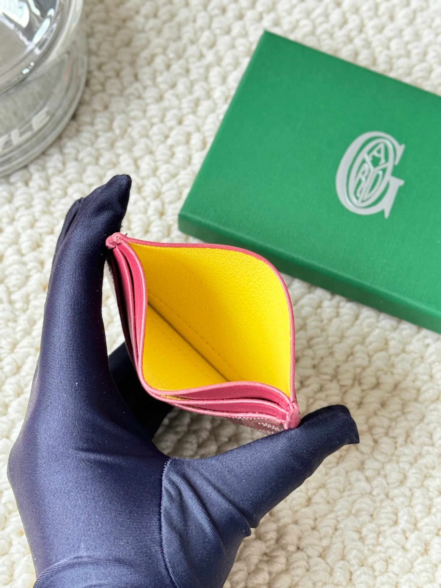 💰100 GOYARD Goya Classic👍🏻The design of Saint-Sulpice card holder is small and compact, and its middle pocket can store cards, documents or folded banknotes. The compact design fits nicely in a jacket or pants pocket. Style number: 9636 Size: 7 x10.5 cm