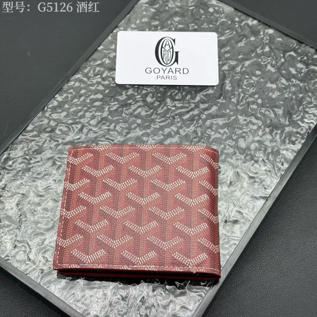 💰130 💎Upgraded original version 𝐠𝐨𝐲𝐚𝐫𝐝 Hot style ❤️Goyard wallet short style, Goyard 8-slot card slot wallet, the texture is directly stretched to the full mark, it can hold about 8-10 cards, it can hold cash, it is thin and does not stand up, it is classic, practical and attractive! If you want to create a short clip with a feeling that is different from others and has a deep taste, it must be him! size: 11*9 (cm) model: G5126