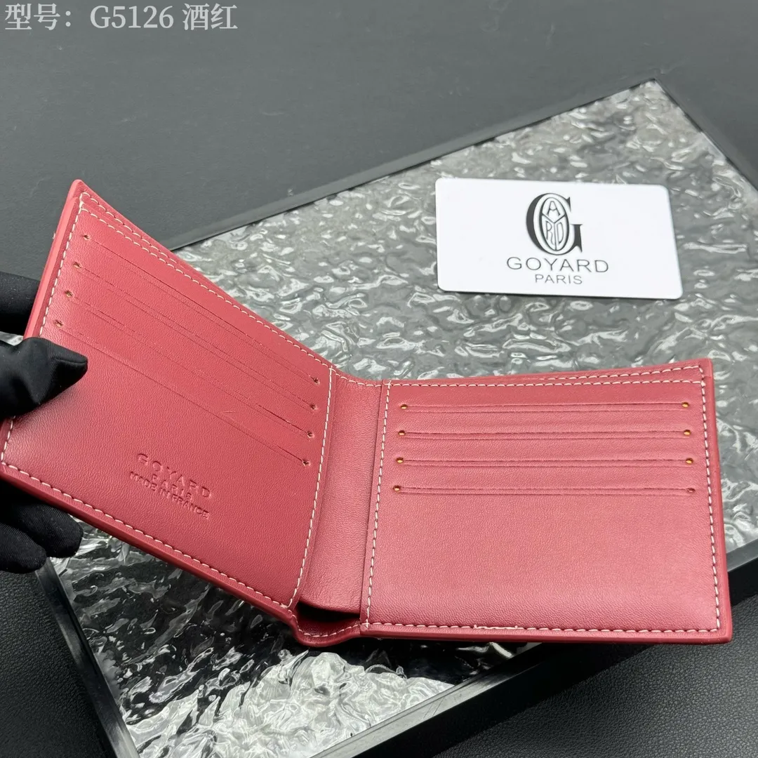 💰130 💎Upgraded original version 𝐠𝐨𝐲𝐚𝐫𝐝 Hot style ❤️Goyard wallet short style, Goyard 8-slot card slot wallet, the texture is directly stretched to the full mark, it can hold about 8-10 cards, it can hold cash, it is thin and does not stand up, it is classic, practical and attractive! If you want to create a short clip with a feeling that is different from others and has a deep taste, it must be him! size: 11*9 (cm) model: G5126