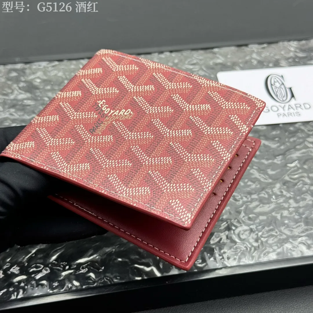 💰130 💎Upgraded original version 𝐠𝐨𝐲𝐚𝐫𝐝 Hot style ❤️Goyard wallet short style, Goyard 8-slot card slot wallet, the texture is directly stretched to the full mark, it can hold about 8-10 cards, it can hold cash, it is thin and does not stand up, it is classic, practical and attractive! If you want to create a short clip with a feeling that is different from others and has a deep taste, it must be him! size: 11*9 (cm) model: G5126