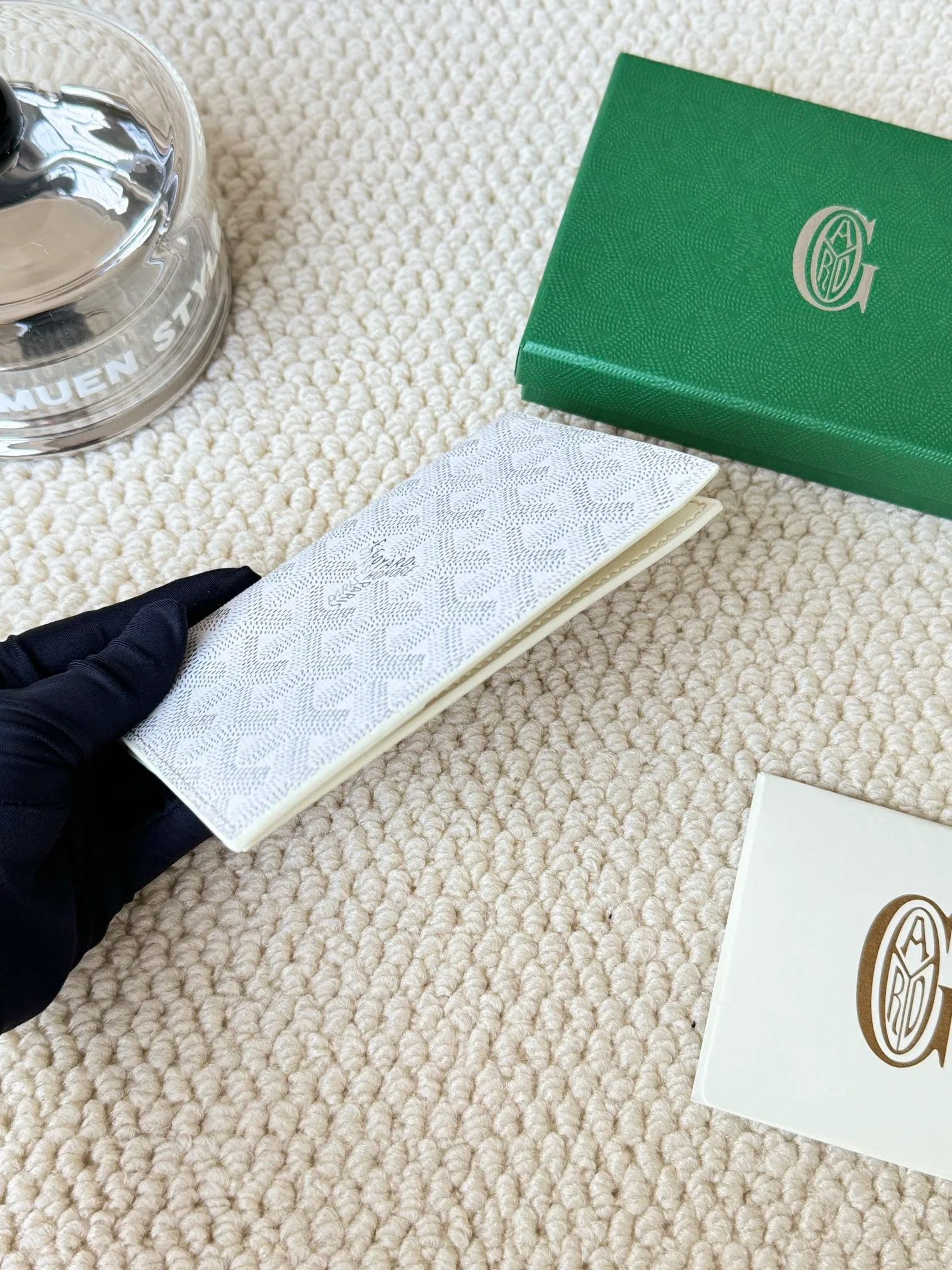 💰120 Goyard Passport Holder Goyardine Canvas & Vauzelles Calfskin No.: 804 Eleven colors. The country is open. The first choice for overseas travel. Multiple colors available. Can be used as a couple. It’s yyds to give as a gift for your own use! A super convenient passport holder with four card slots + two compartments for traveling. Small and portable, good-looking. Material: goyarine canvas and Vauzelles calfskin. Size: 14✖️10✖️1.5cm