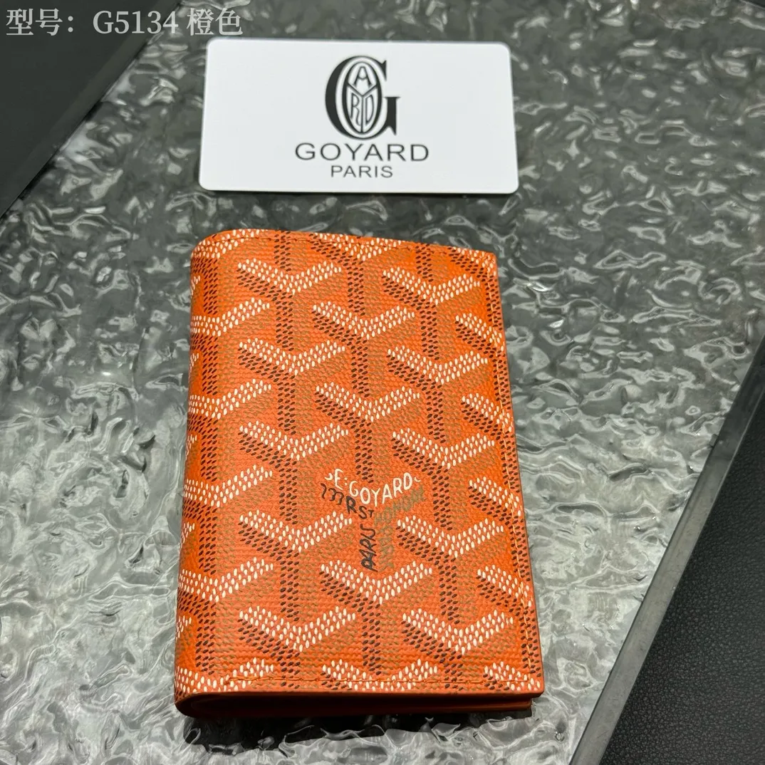 💰100 💎Top original 𝑺𝒂𝒊𝒏𝒕 𝑷𝒊𝒆𝒓𝒓𝒆 𝐠𝐨𝐲𝐚𝐫𝐝 Hot style 💕 Goya wallet card holder It is fully functional and has a large-sized banknote pocket that can hold cards, documents and banknotes at the same time. The compact design is just right for putting in a jacket or pants pocket. Style number: G5134 Size:7.5*1.5*11cm.