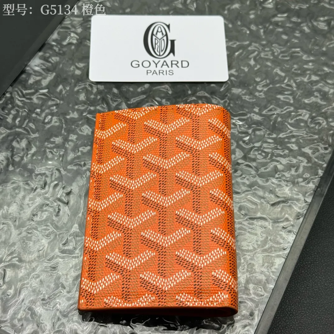 💰100 💎Top original 𝑺𝒂𝒊𝒏𝒕 𝑷𝒊𝒆𝒓𝒓𝒆 𝐠𝐨𝐲𝐚𝐫𝐝 Hot style 💕 Goya wallet card holder It is fully functional and has a large-sized banknote pocket that can hold cards, documents and banknotes at the same time. The compact design is just right for putting in a jacket or pants pocket. Style number: G5134 Size:7.5*1.5*11cm.