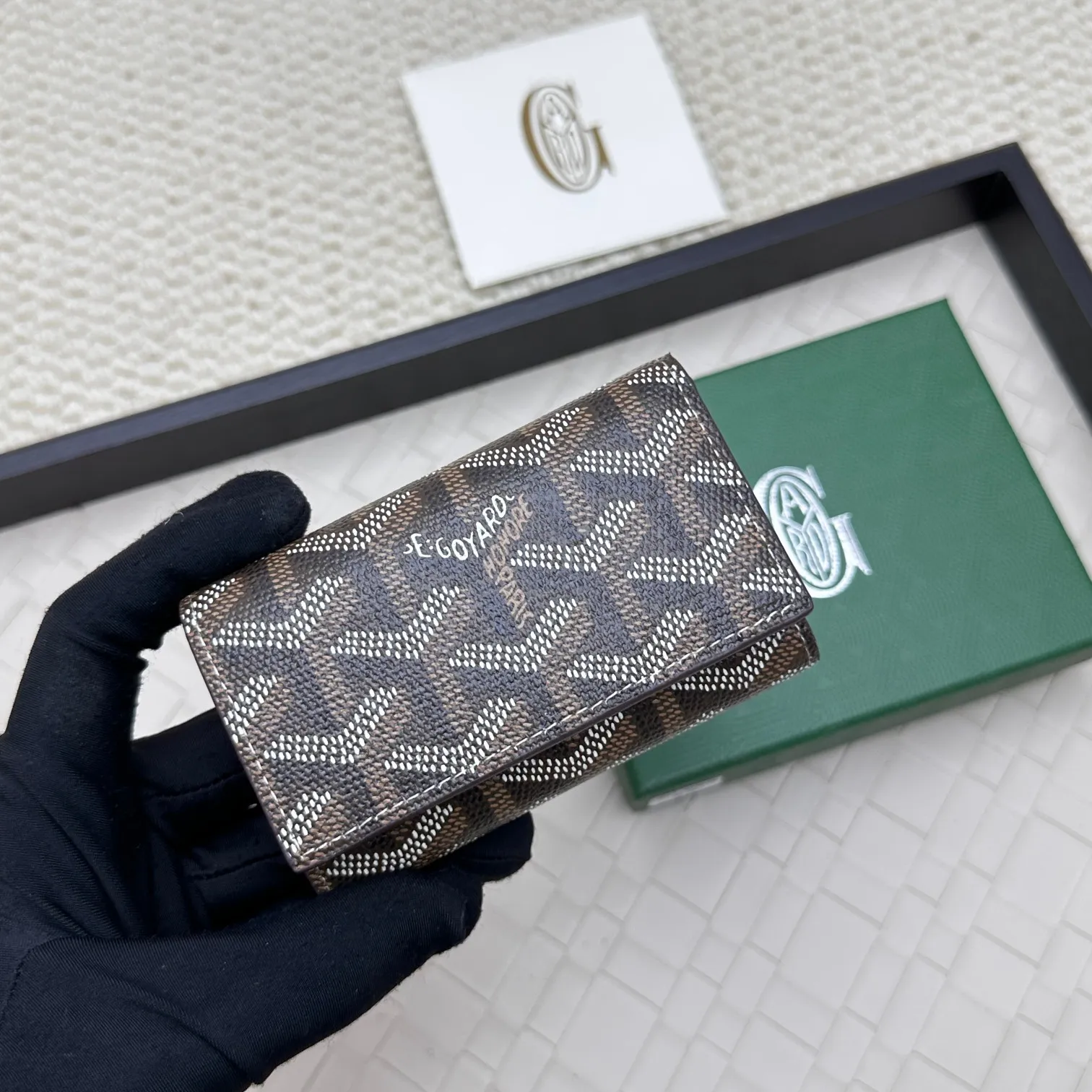 💰120 GOYARD Goya Classic👍🏻The design of the Saint-Sulpice 3-fold key bag is small and compact. Its compact design is just suitable for putting in a jacket or pants pocket. It is equipped with 6 locks that can fasten 6 keys. Style number: 807 Size: 10.5*7*2