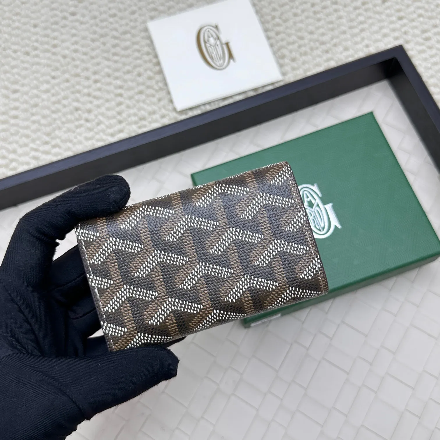 💰120 GOYARD Goya Classic👍🏻The design of the Saint-Sulpice 3-fold key bag is small and compact. Its compact design is just suitable for putting in a jacket or pants pocket. It is equipped with 6 locks that can fasten 6 keys. Style number: 807 Size: 10.5*7*2