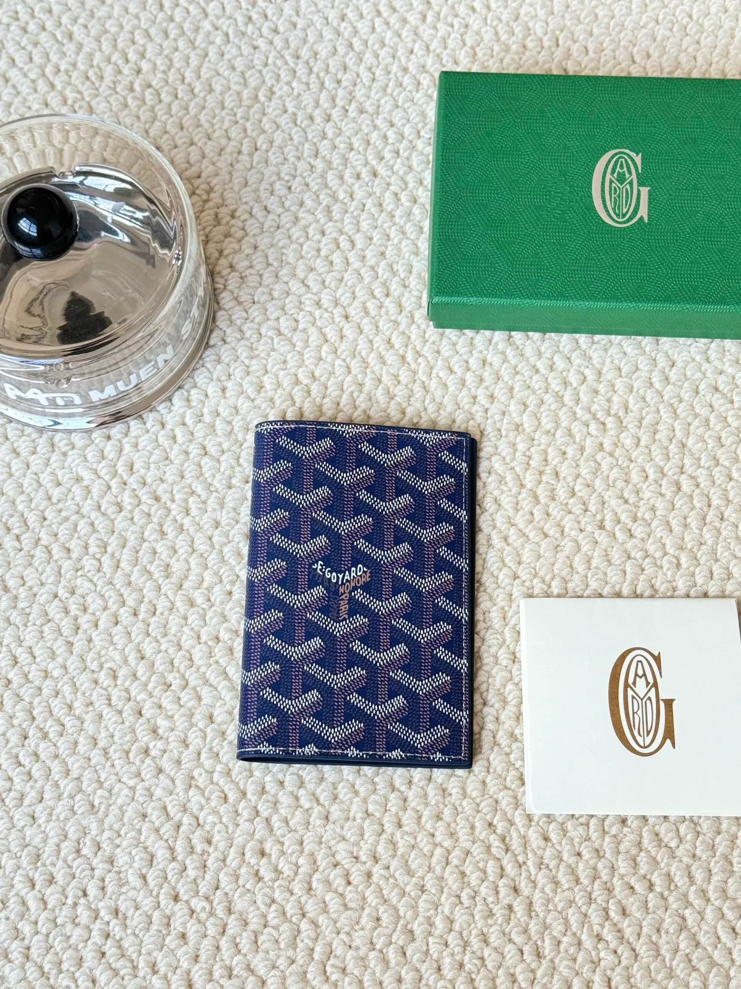 💰120 Goyard Passport Holder Goyardine Canvas & Vauzelles Calfskin No.: 804 Eleven colors. The country is open. The first choice for overseas travel. Multiple colors available. Can be used as a couple. It’s yyds to give as a gift for your own use! A super convenient passport holder with four card slots + two compartments for traveling. Small and portable, good-looking. Material: goyarine canvas and Vauzelles calfskin. Size: 14✖️10✖️1.5cm