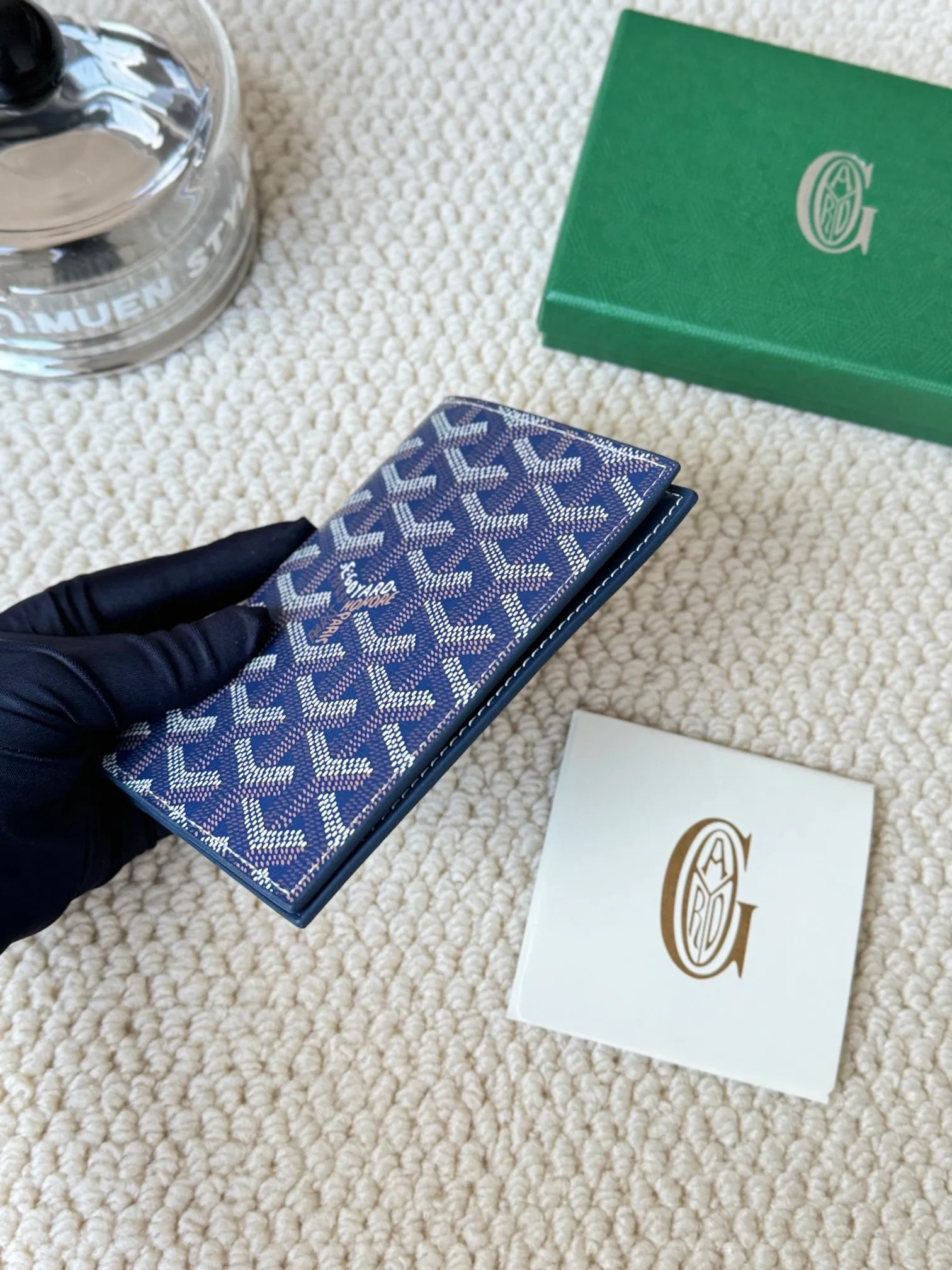 💰120 Goyard Passport Holder Goyardine Canvas & Vauzelles Calfskin No.: 804 Eleven colors. The country is open. The first choice for overseas travel. Multiple colors available. Can be used as a couple. It’s yyds to give as a gift for your own use! A super convenient passport holder with four card slots + two compartments for traveling. Small and portable, good-looking. Material: goyarine canvas and Vauzelles calfskin. Size: 14✖️10✖️1.5cm