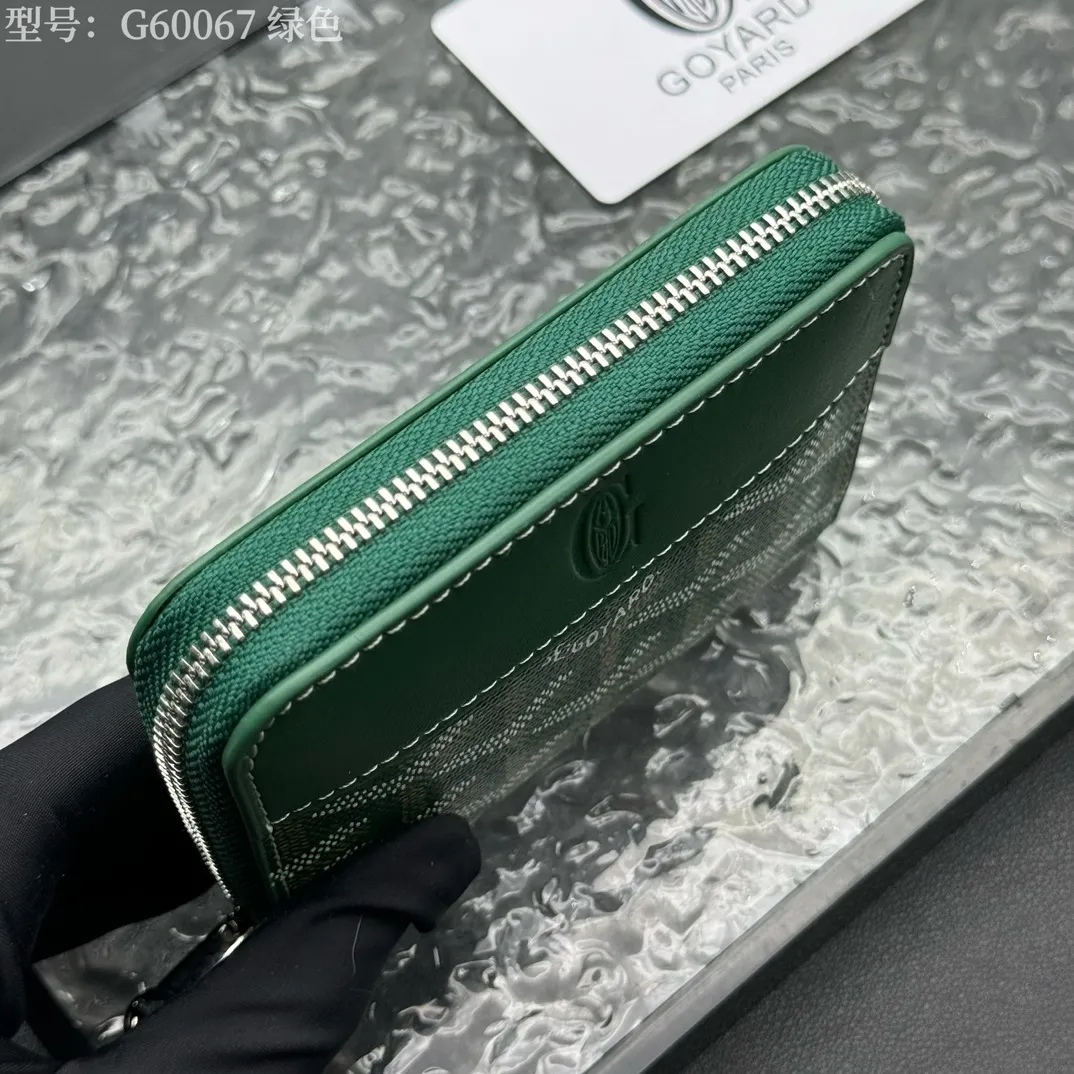 💰110 💎Top original 𝐠𝐨𝐲𝐚𝐫𝐝 Hot style 💕 Goya wallet short Matignon Mini coin purse with full zipper closure design. Its central compartment holds coins, while its interior patch pocket holds cards or small IDs. Style number: G60067 Size: 10.4*7.5*1.8cm
