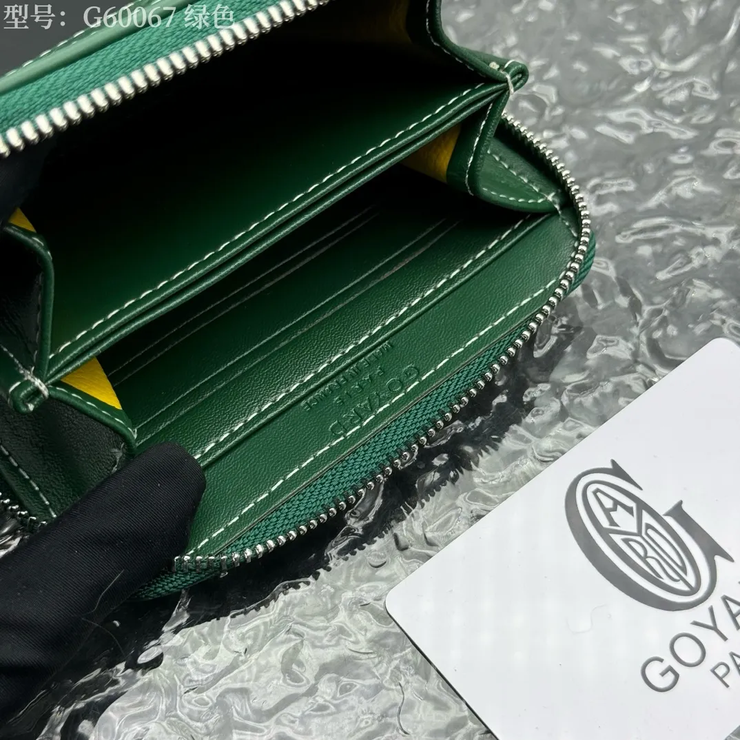 💰110 💎Top original 𝐠𝐨𝐲𝐚𝐫𝐝 Hot style 💕 Goya wallet short Matignon Mini coin purse with full zipper closure design. Its central compartment holds coins, while its interior patch pocket holds cards or small IDs. Style number: G60067 Size: 10.4*7.5*1.8cm
