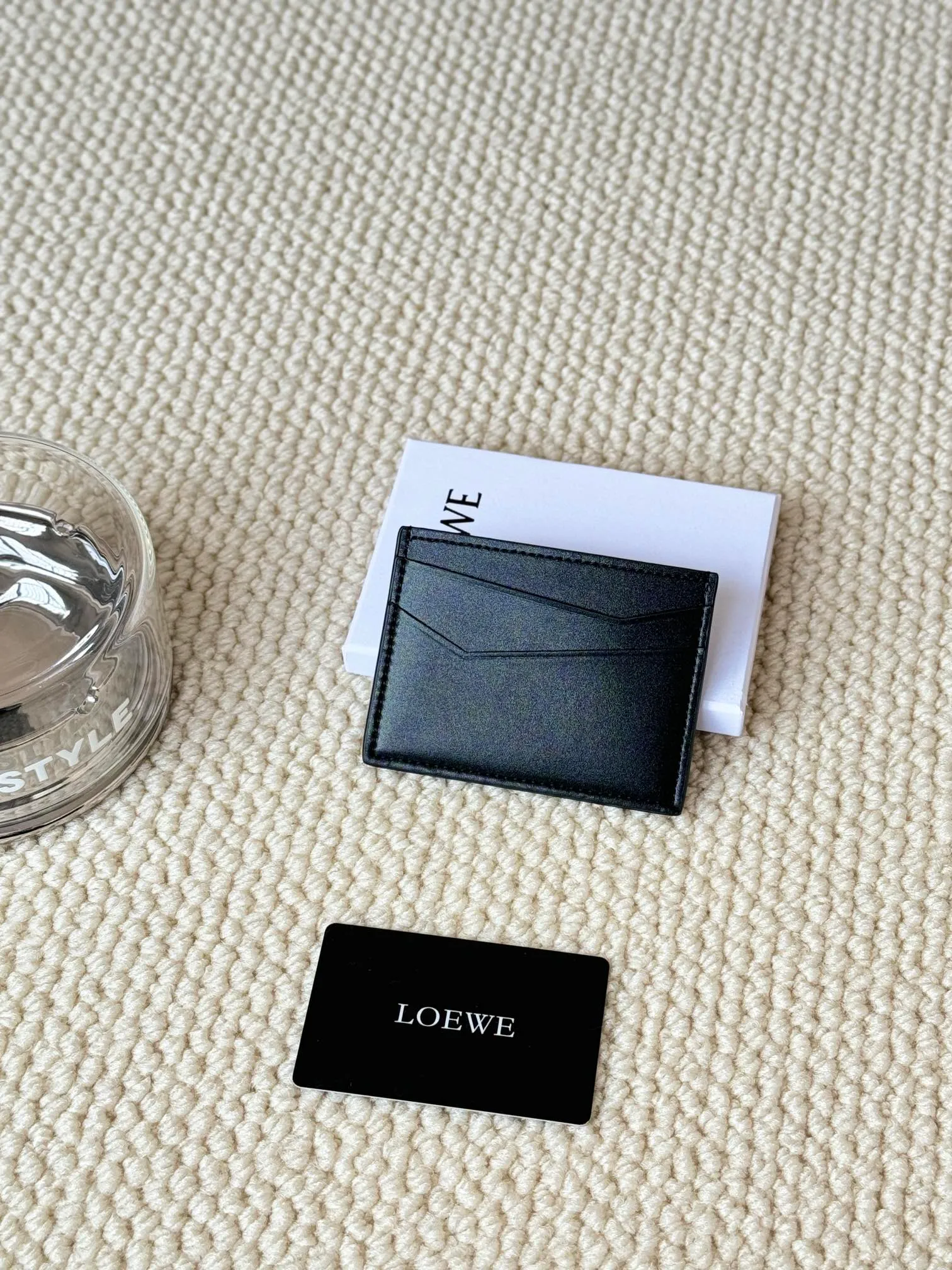 💰100 ·Loewe’s new card holders are back in stock! The new ones are all with metal logos, which are more refined than the old ones~~ Comes with box and dust bag! It’s also a good idea to choose this small accessory for Valentine’s Day ~~Model: L1106 Size: 10*7.5CM