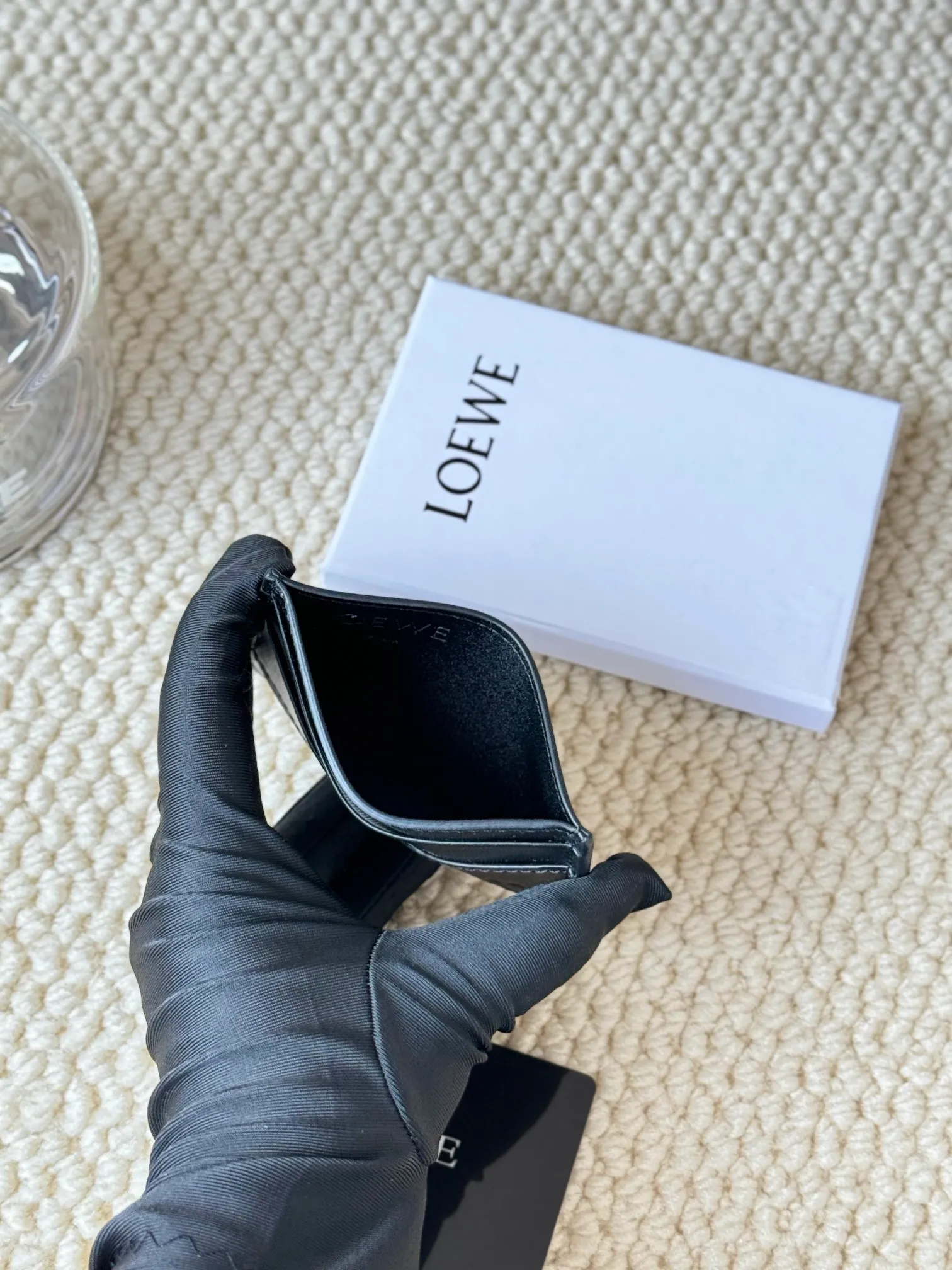💰100 ·Loewe’s new card holders are back in stock! The new ones are all with metal logos, which are more refined than the old ones~~ Comes with box and dust bag! It’s also a good idea to choose this small accessory for Valentine’s Day ~~Model: L1106 Size: 10*7.5CM