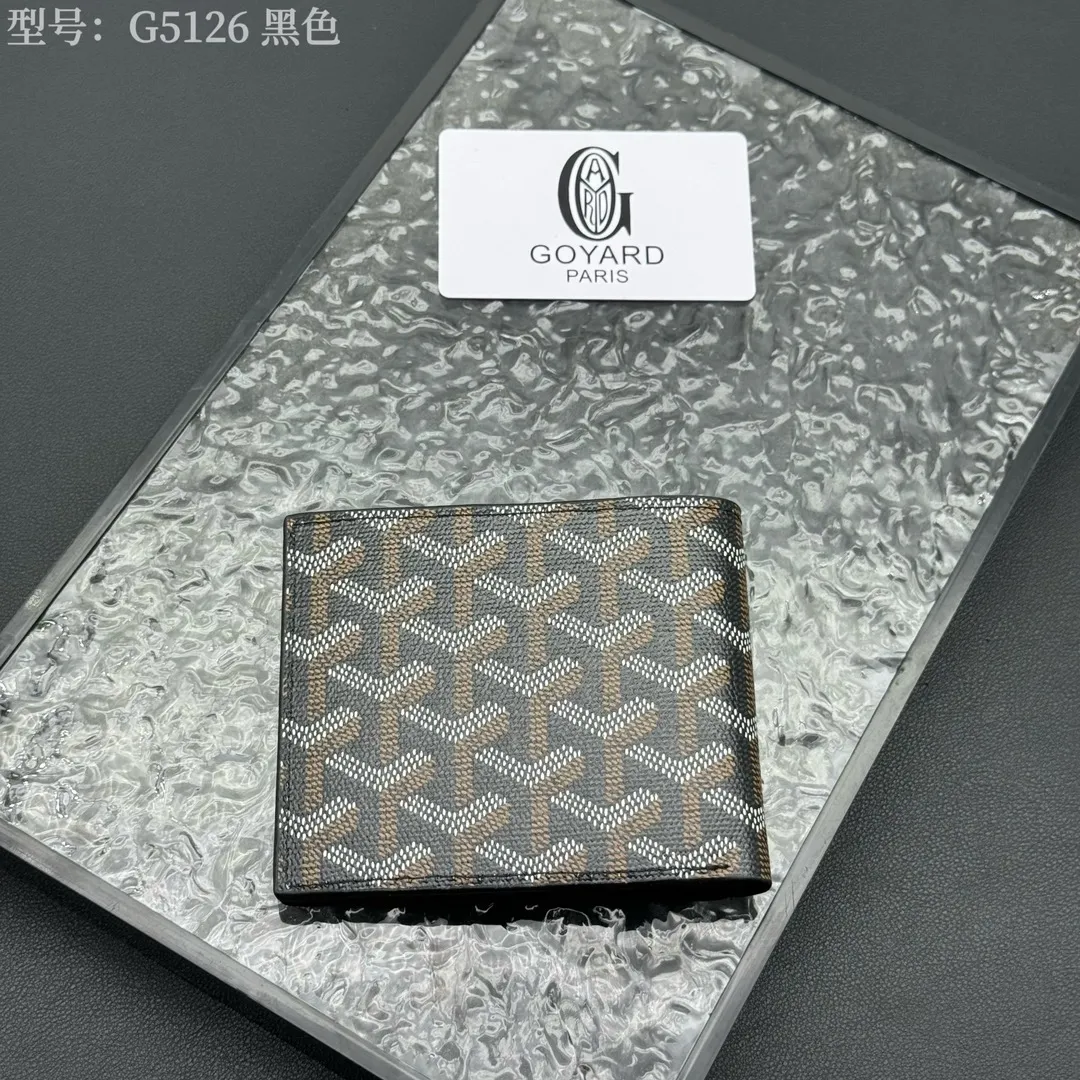 💰130 💎Upgraded original version 𝐠𝐨𝐲𝐚𝐫𝐝 Hot style ❤️Goyard wallet short style, Goyard 8-slot card slot wallet, the texture is directly stretched to the full mark, it can hold about 8-10 cards, it can hold cash, it is thin and does not stand up, it is classic, practical and attractive! If you want to create a short clip with a feeling that is different from others and has a deep taste, it must be him! size: 11*9 (cm) model: G5126