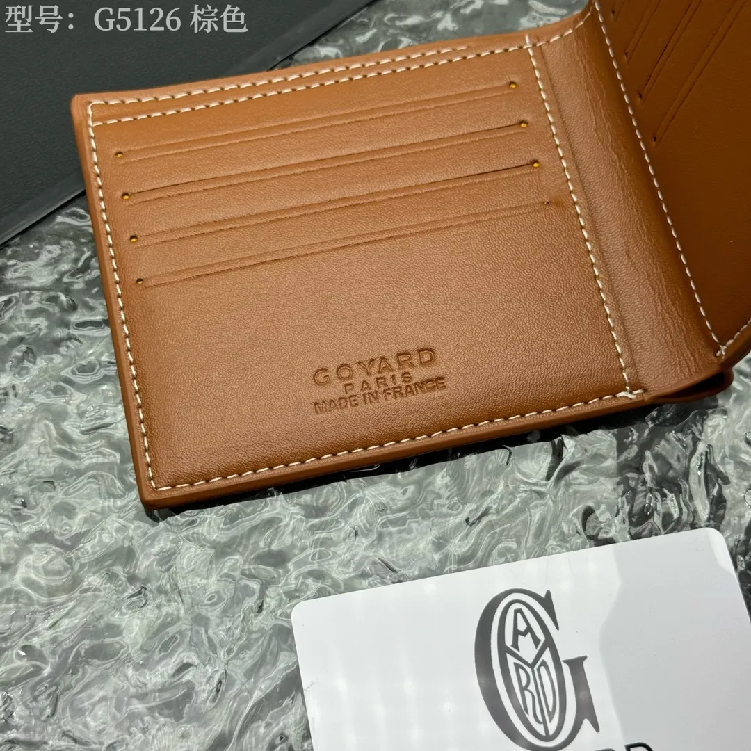 💰130 💎Upgraded original version 𝐠𝐨𝐲𝐚𝐫𝐝 Hot style ❤️Goyard wallet short style, Goyard 8-slot card slot wallet, the texture is directly stretched to the full mark, it can hold about 8-10 cards, it can hold cash, it is thin and does not stand up, it is classic, practical and attractive! If you want to create a short clip with a feeling that is different from others and has a deep taste, it must be him! size: 11*9 (cm) model: G5126