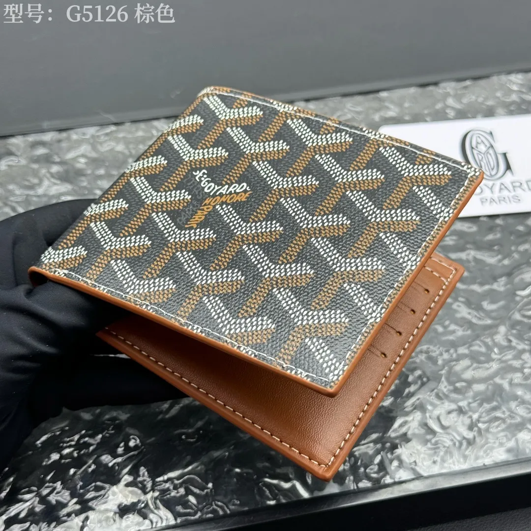 💰130 💎Upgraded original version 𝐠𝐨𝐲𝐚𝐫𝐝 Hot style ❤️Goyard wallet short style, Goyard 8-slot card slot wallet, the texture is directly stretched to the full mark, it can hold about 8-10 cards, it can hold cash, it is thin and does not stand up, it is classic, practical and attractive! If you want to create a short clip with a feeling that is different from others and has a deep taste, it must be him! size: 11*9 (cm) model: G5126