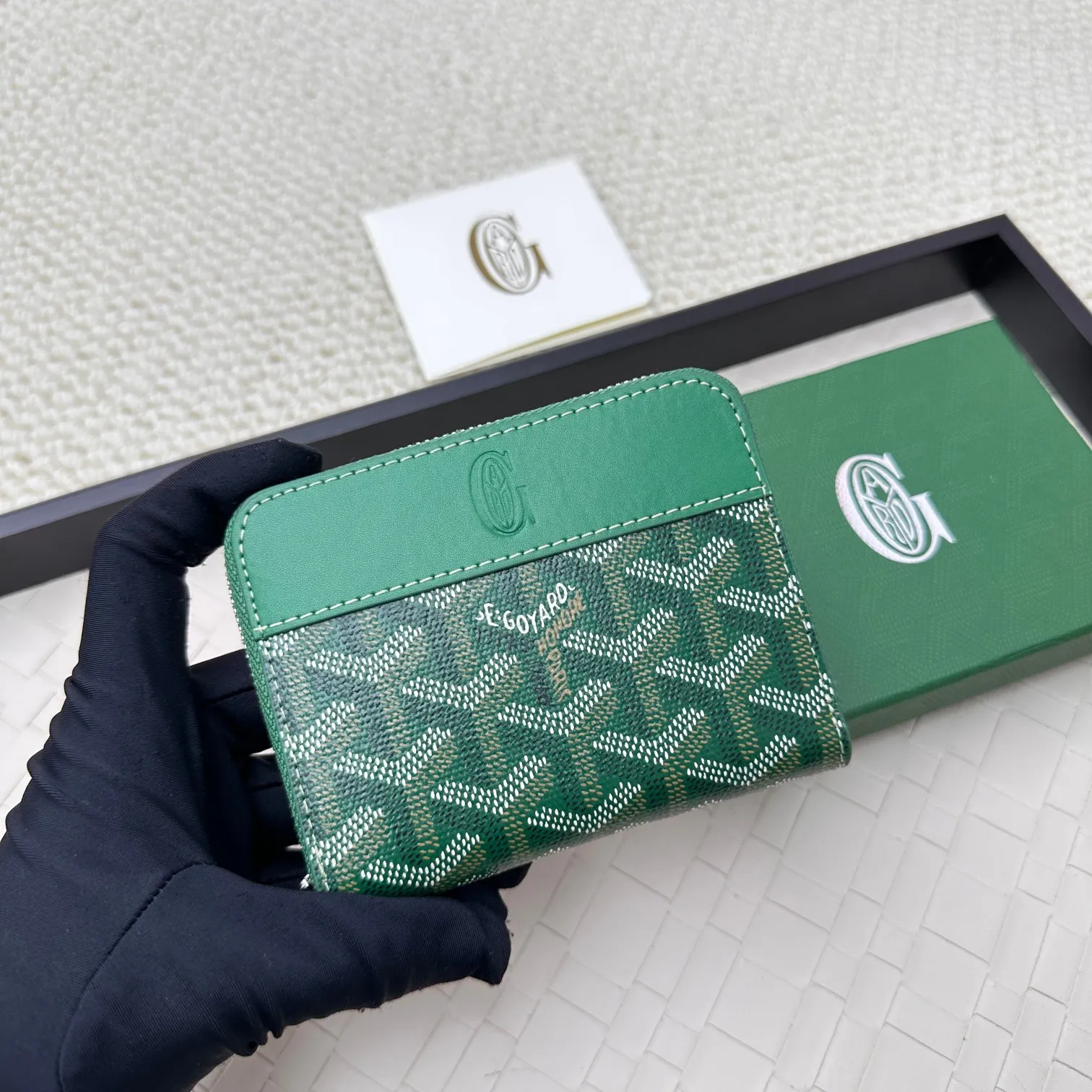 💰140 GOYARD Matignon Mini coin purse features a full zipper closure. Its central compartment holds coins, while its interior patch pocket holds cards or small IDs. No.: 805 Size: 10.4*7.5*1.8cm