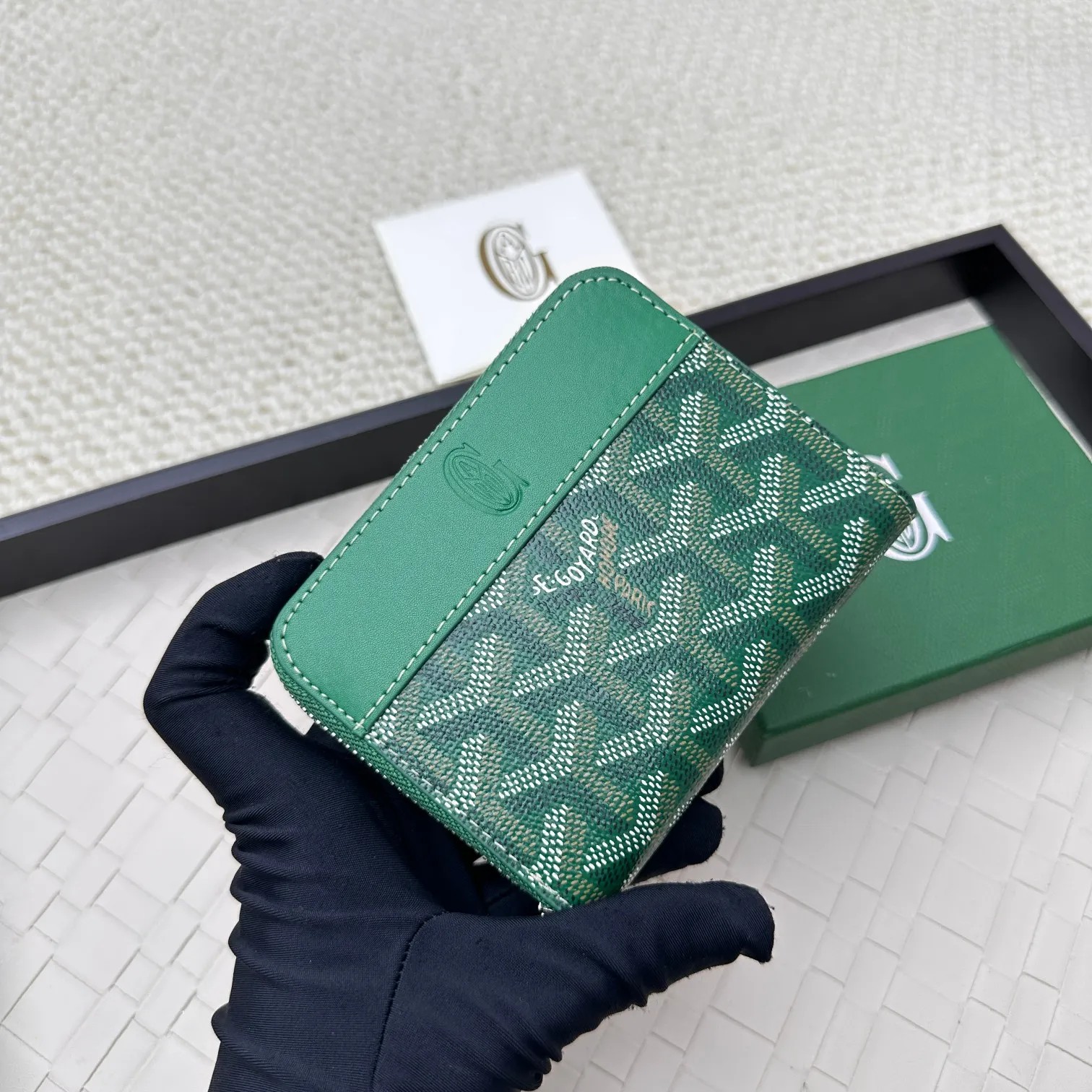💰140 GOYARD Matignon Mini coin purse features a full zipper closure. Its central compartment holds coins, while its interior patch pocket holds cards or small IDs. No.: 805 Size: 10.4*7.5*1.8cm